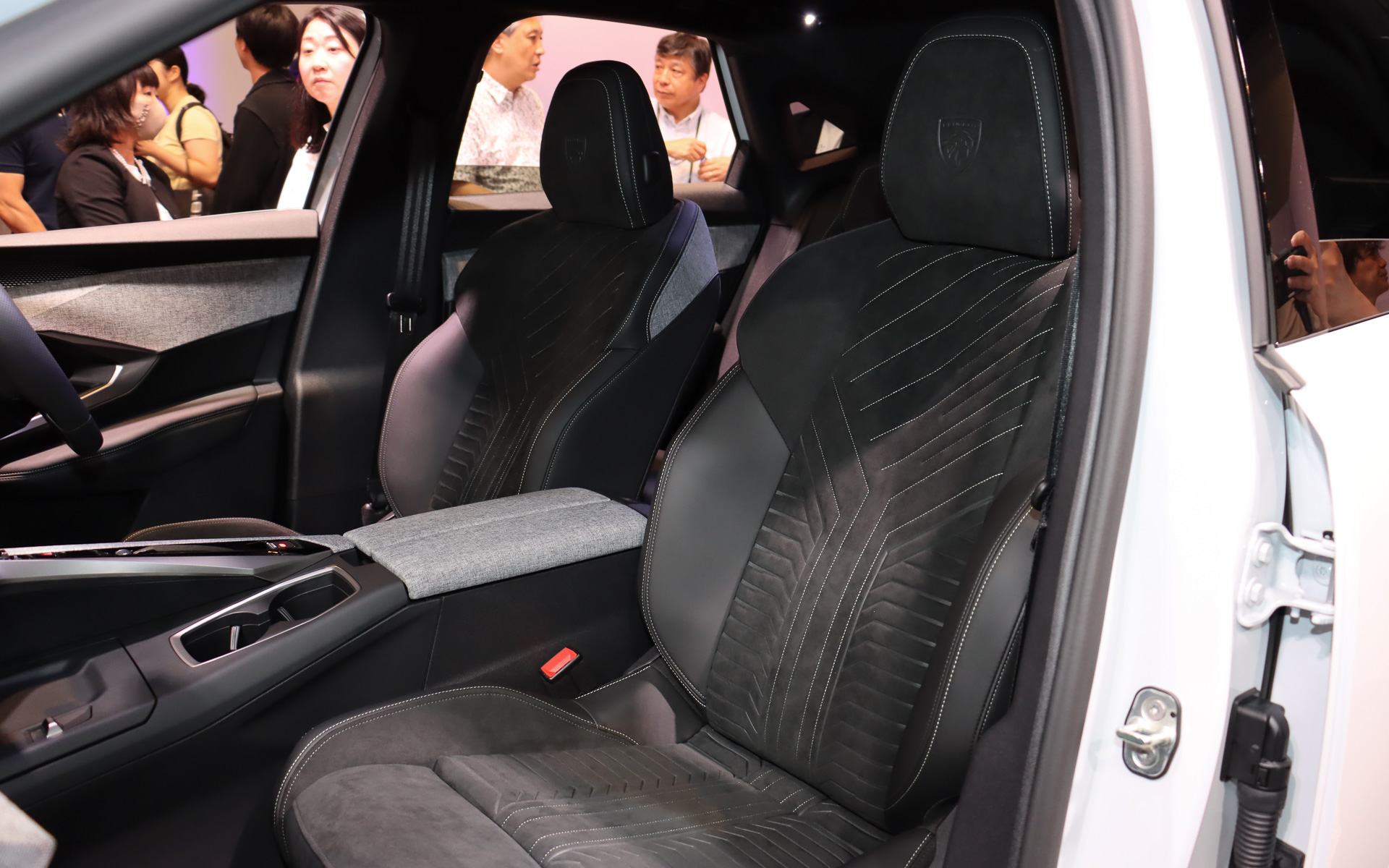 3008 GT アルカンタラパッケージ Hybridで採用するブラックアルカンタラ/ブラックテップレザーシート。イエローステッチが施されている