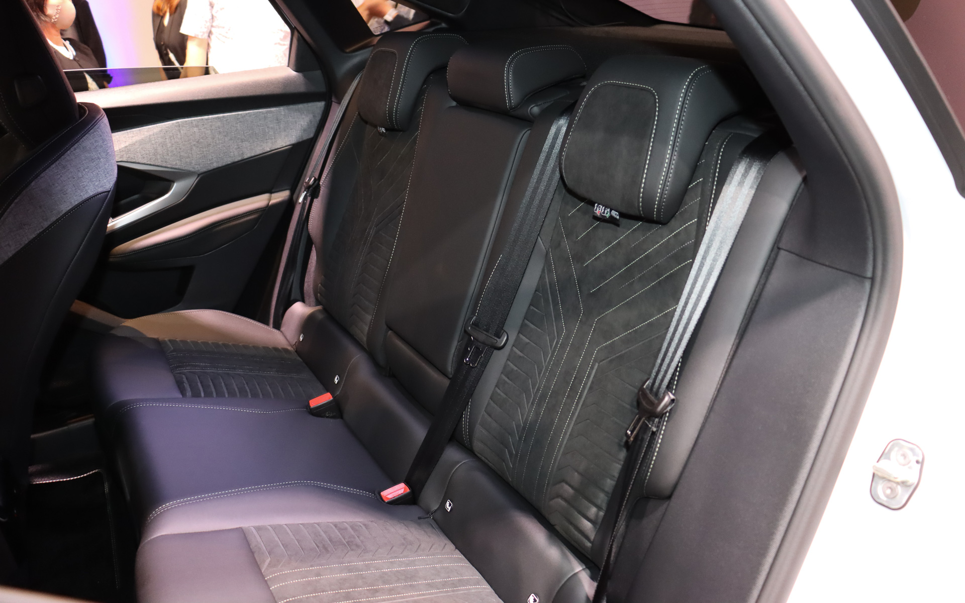 3008 GT アルカンタラパッケージ Hybridで採用するブラックアルカンタラ/ブラックテップレザーシート。イエローステッチが施されている