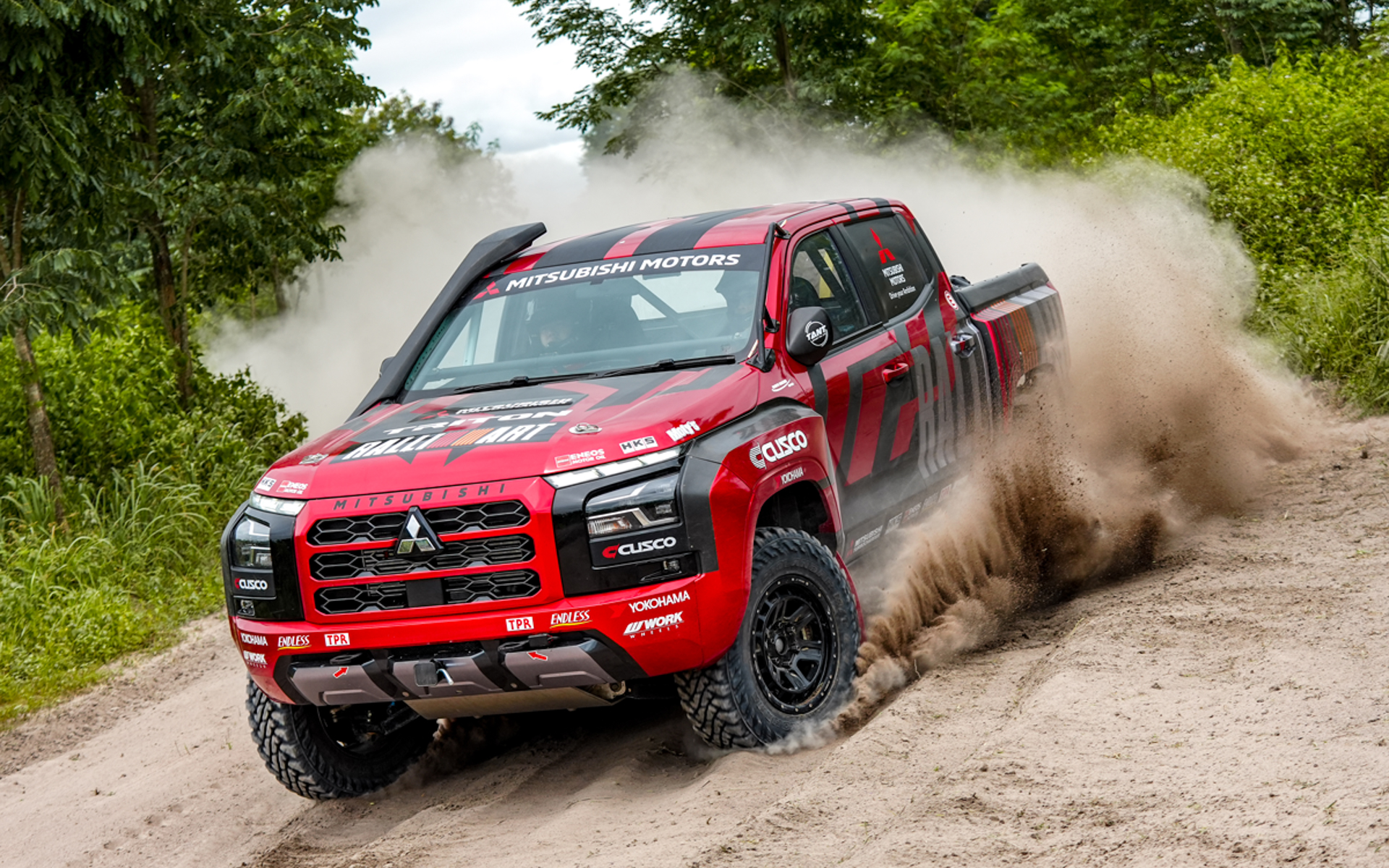 アジアクロスカントリーラリー2025に参戦するチーム三菱ラリーアートのトライトン