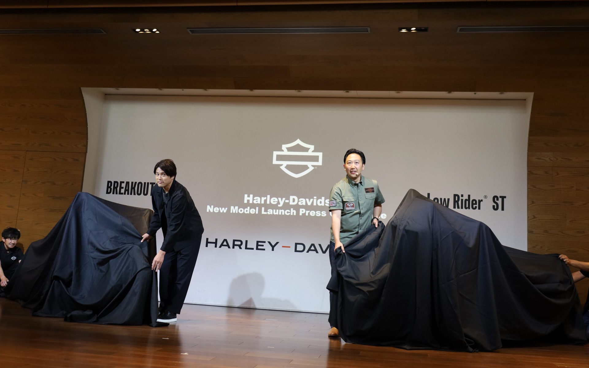 「ブレイクアウト」「ローライダー ST」新モデルの日本仕様をアンベール