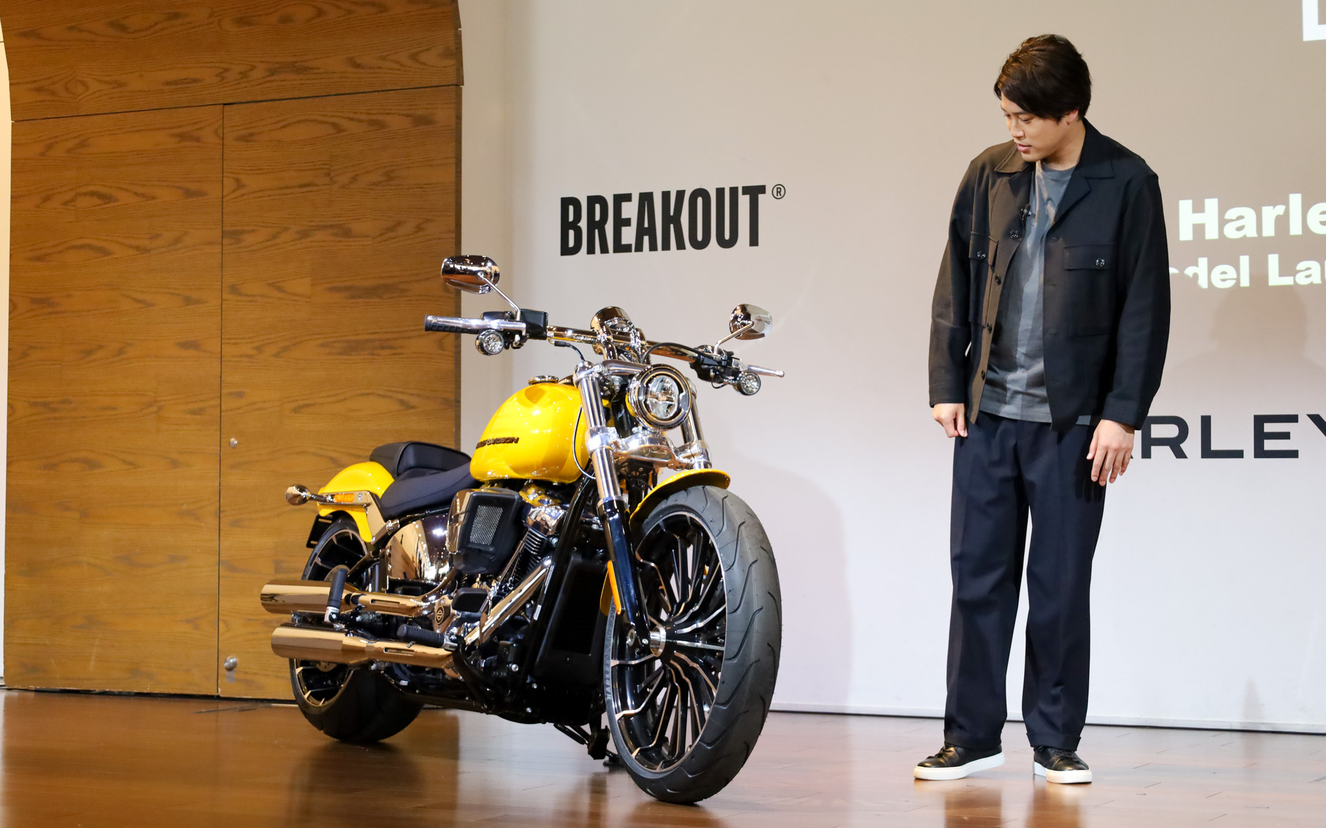 新モデルを前に興味津々の内田氏