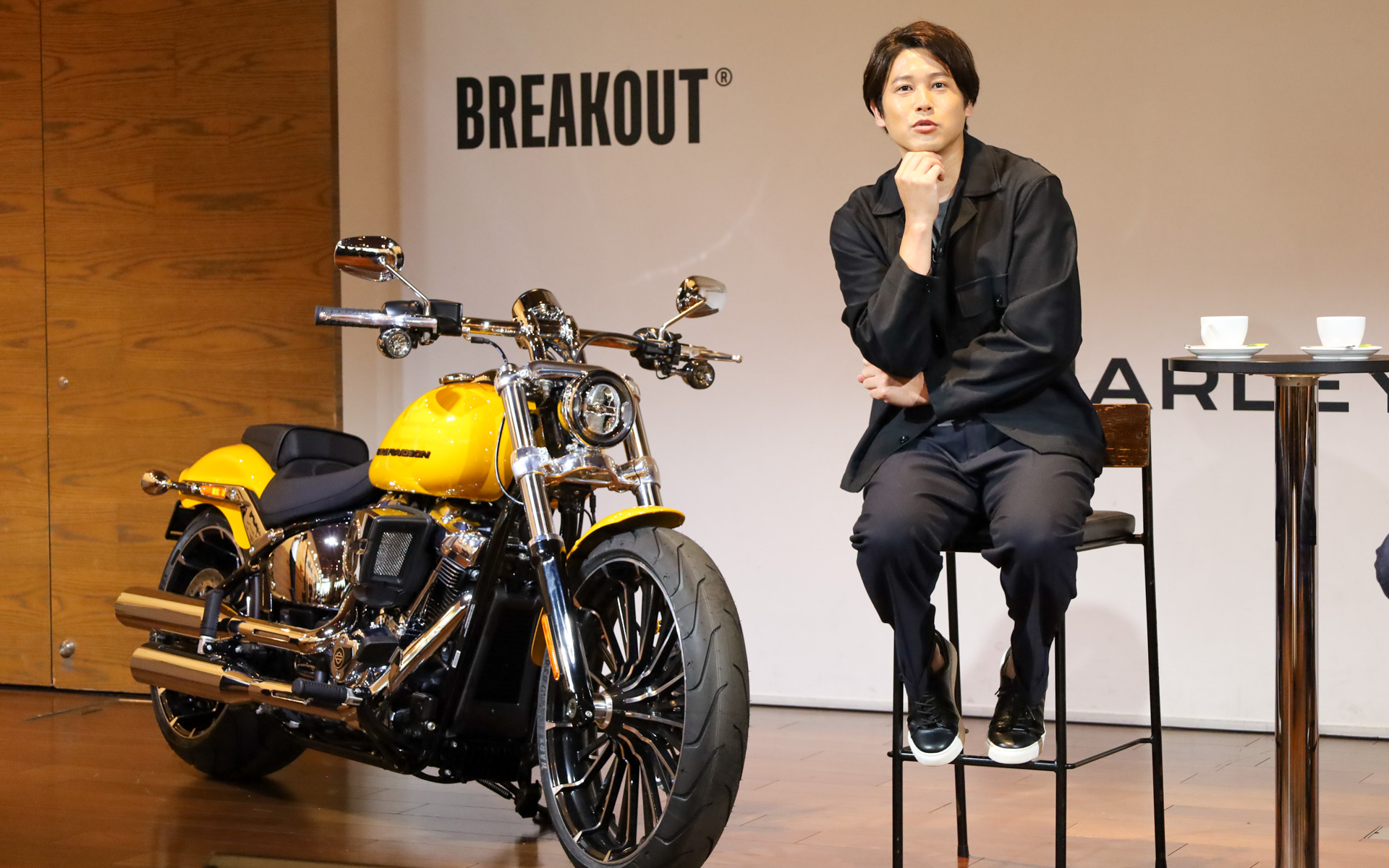 新モデルを前に興味津々の内田氏