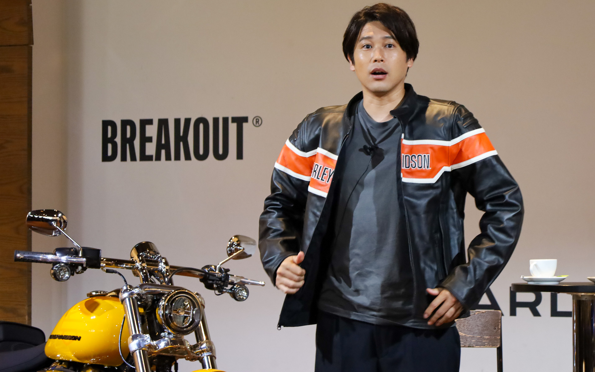 ハーレーダビッドソンのレザージャケットを羽織る内田氏