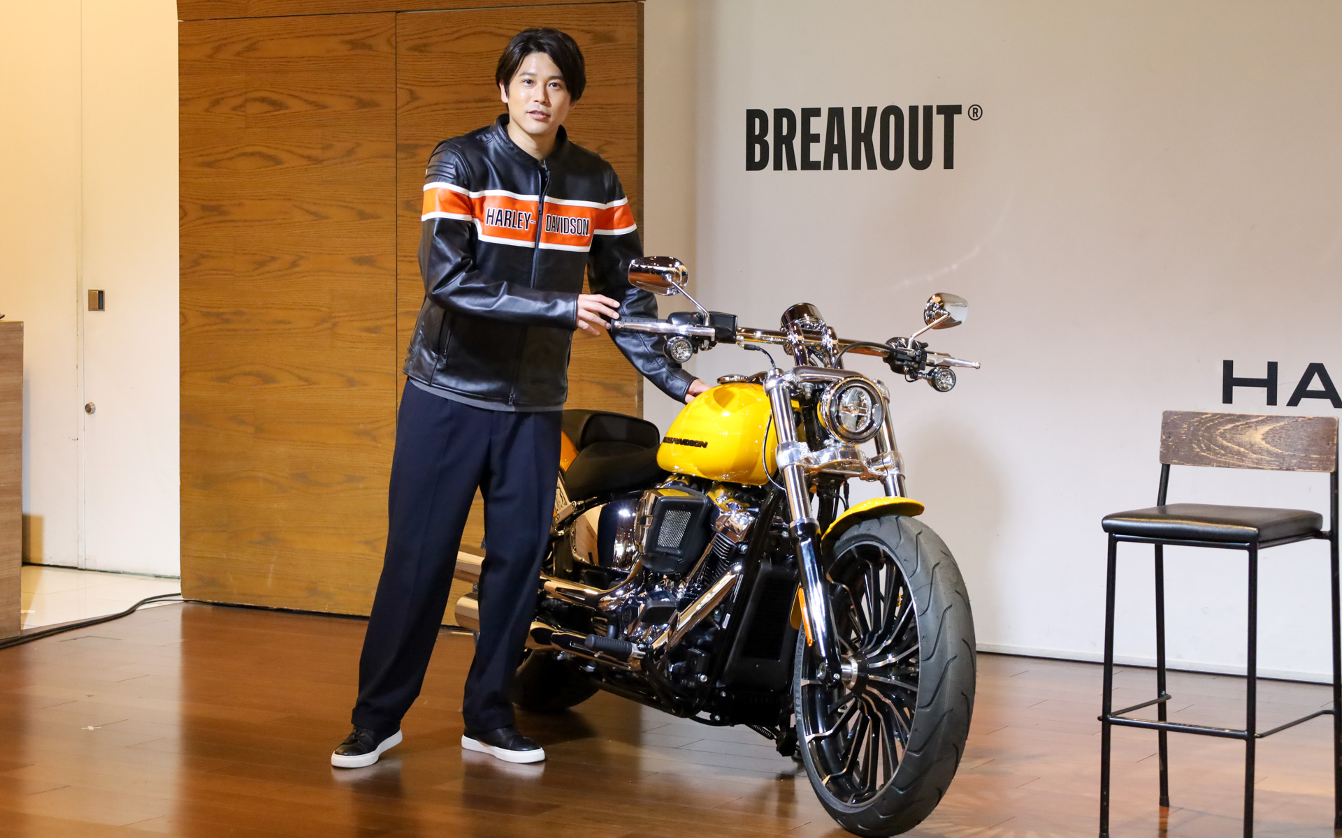 ハーレーダビッドソンのレザージャケットを羽織る内田氏