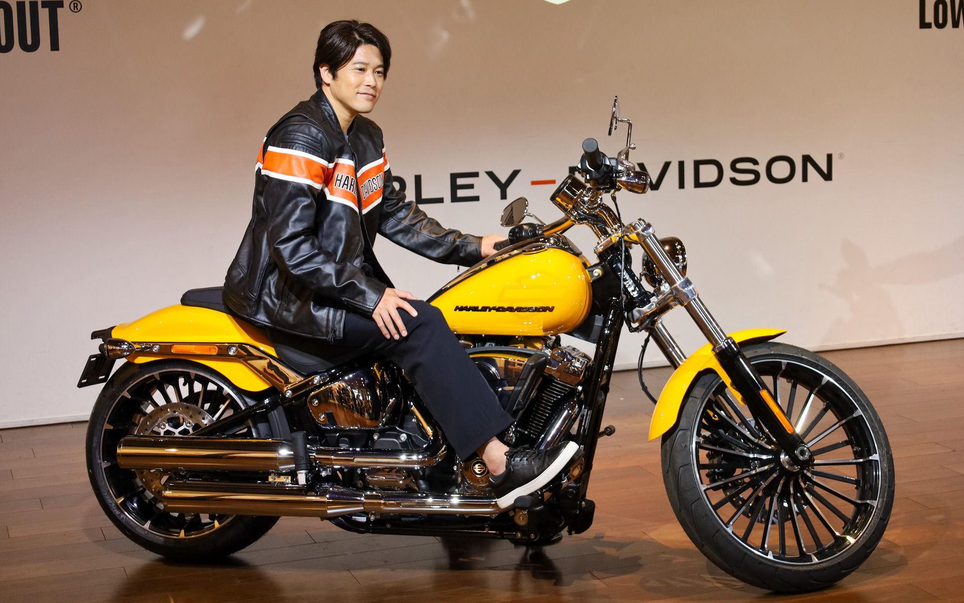 「ブレイクアウト」新モデルにまたがるサッカー元日本代表の内田篤人氏