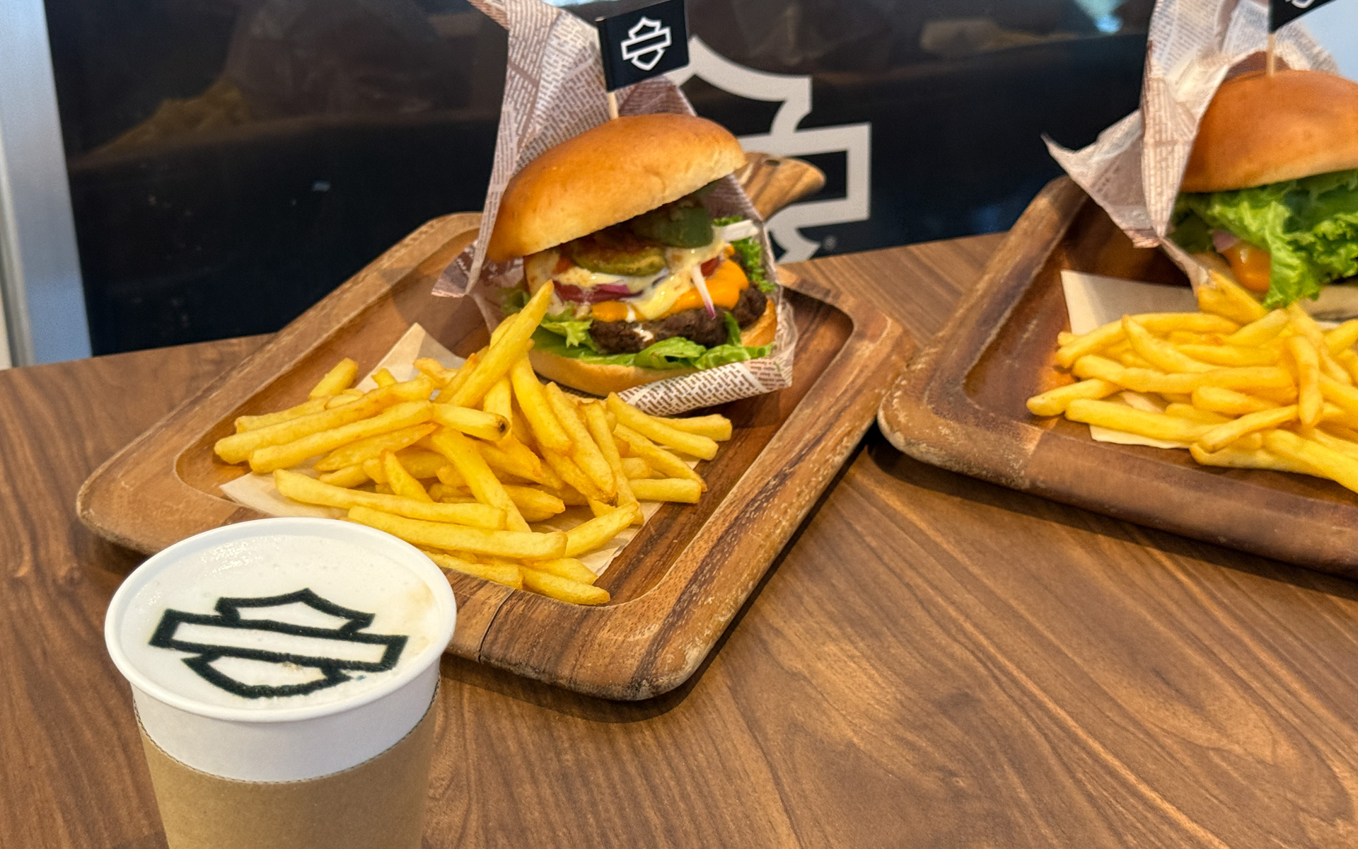 オリジナルのフードの提供も