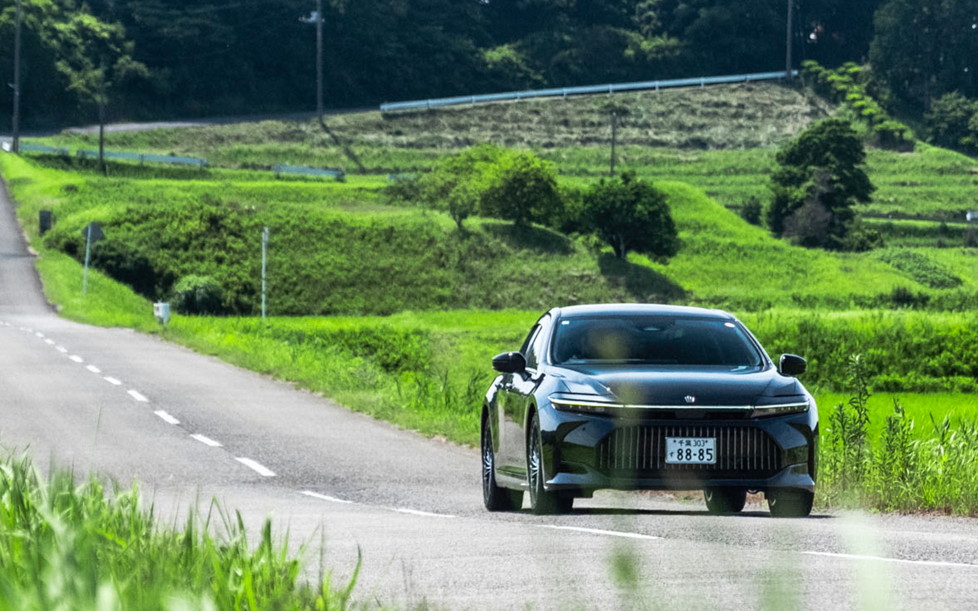 クラウンに乗り、美しい景色や自然、日本らしい文化や歴史などが味わえる「日本が世界に誇る道」を実際に走って体験できる