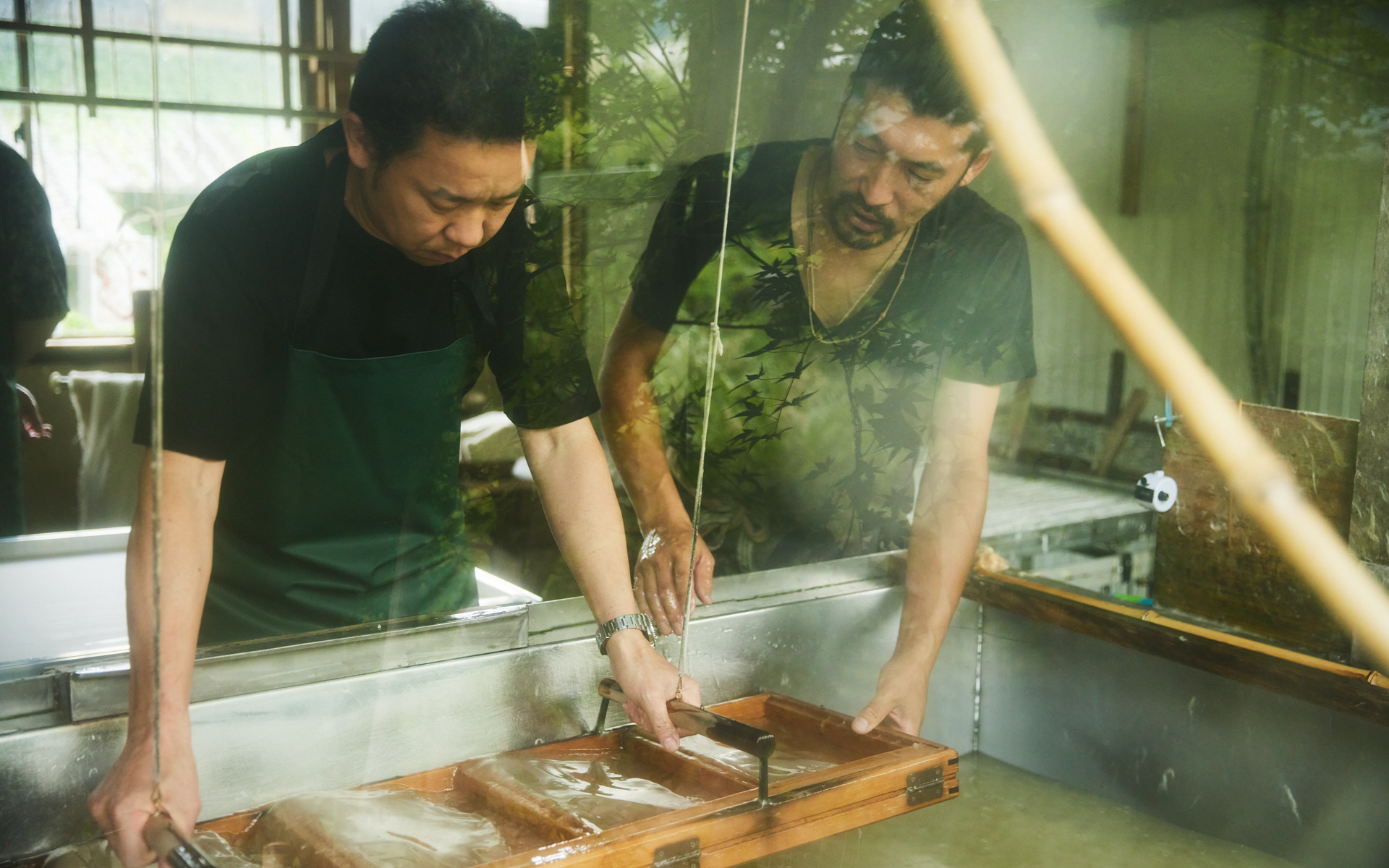 手すき和紙体験の様子