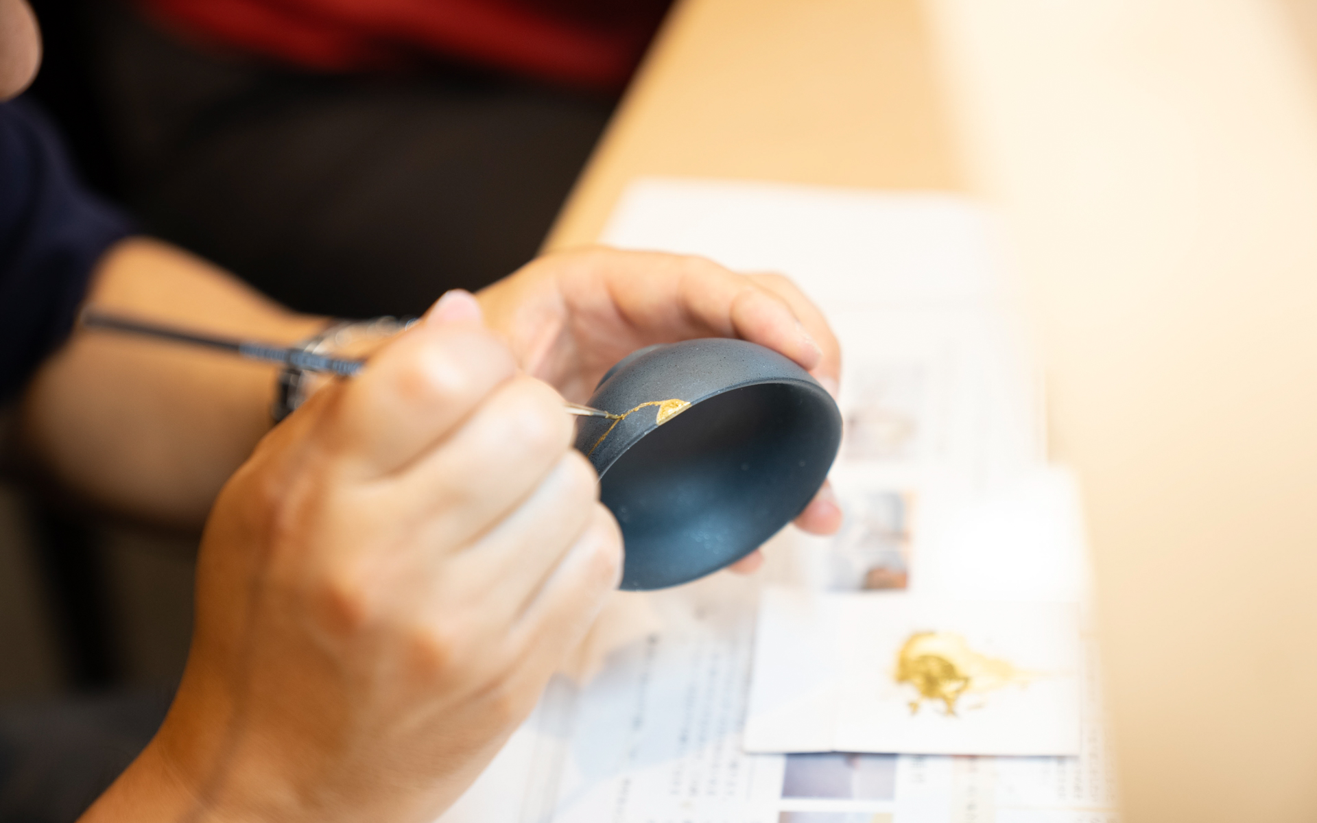 金継ぎ体験の様子