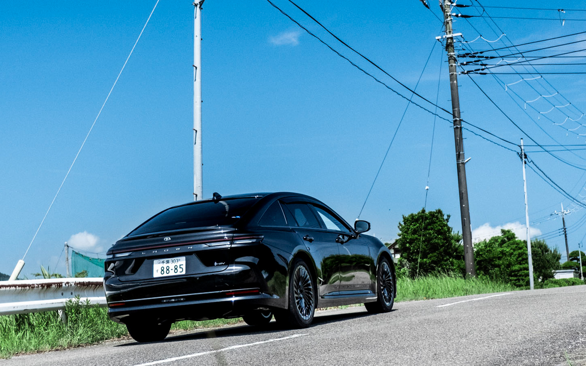 クラウンに乗り、美しい景色や自然、日本らしい文化や歴史などが味わえる「日本が世界に誇る道」を実際に走って体験できる