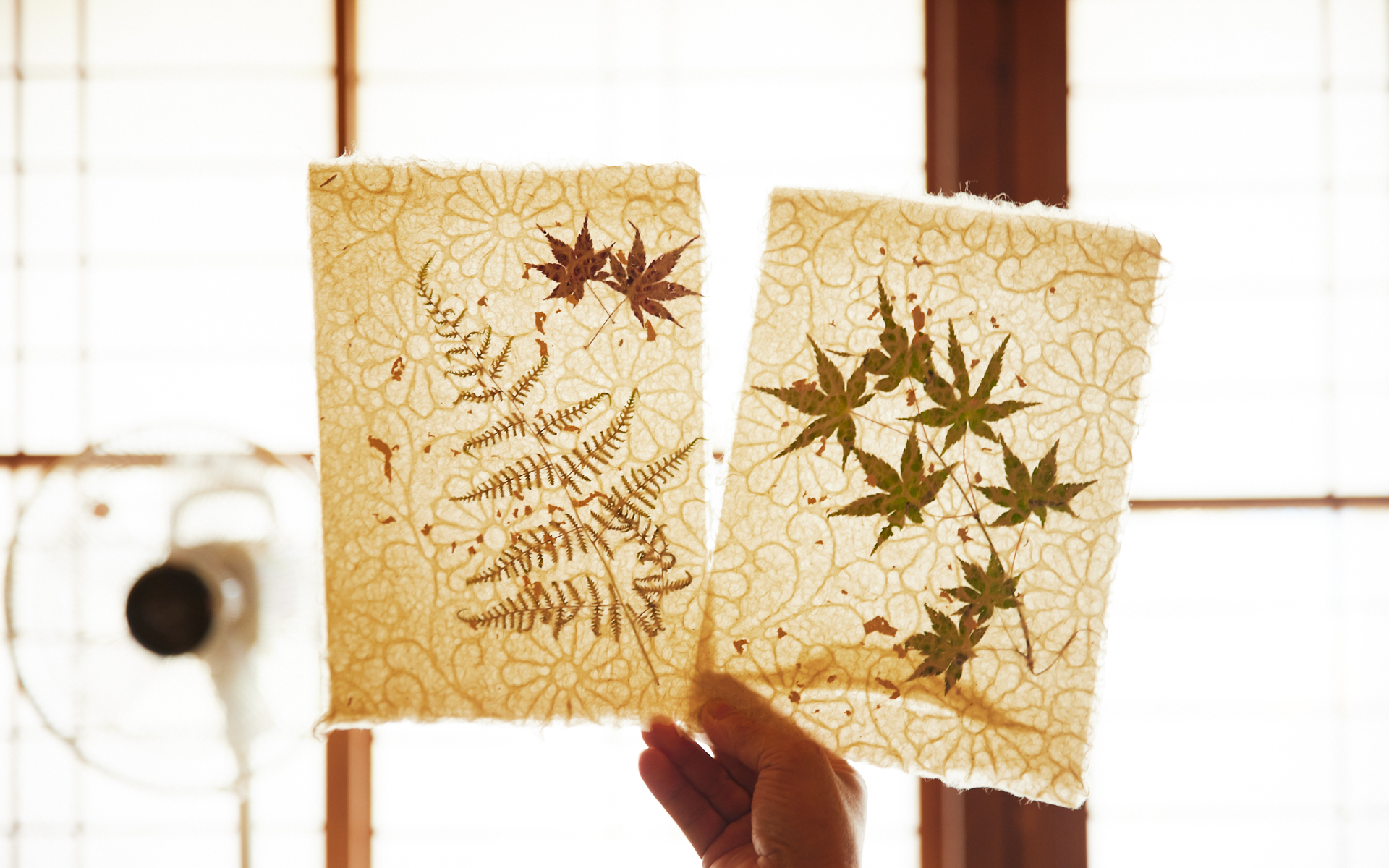 手すき和紙体験の様子