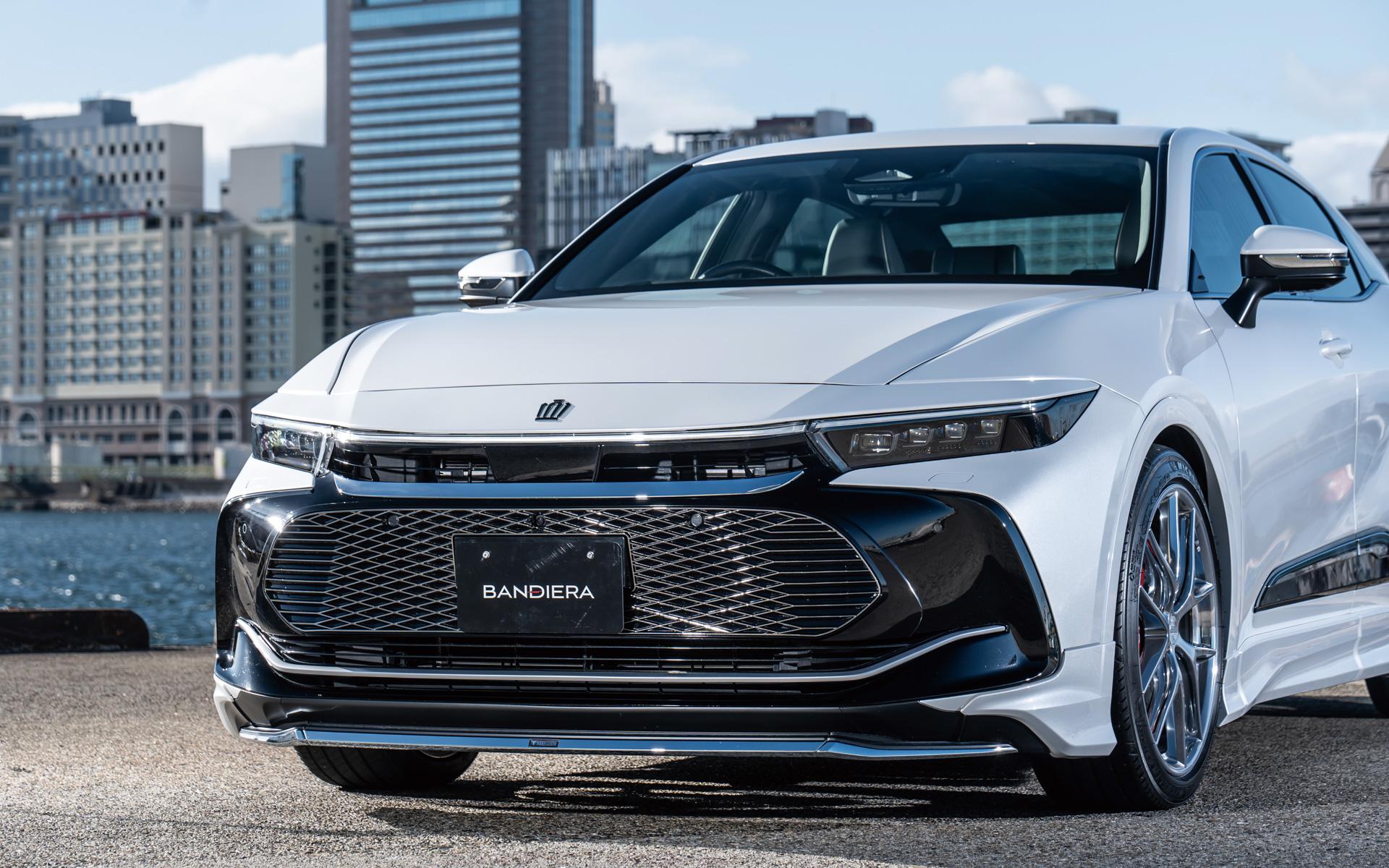 イタリアの専門家がデザインを監修し、純正フロントバンパーを実際に確認しながら、光と影を意識したデザインで設計された