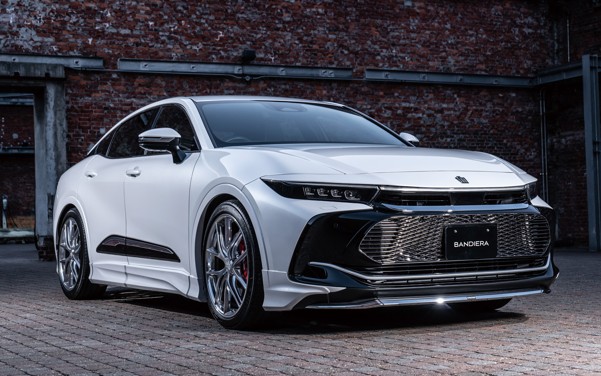 イタリアの専門家がデザインを監修し、純正フロントバンパーを実際に確認しながら、光と影を意識したデザインで設計された