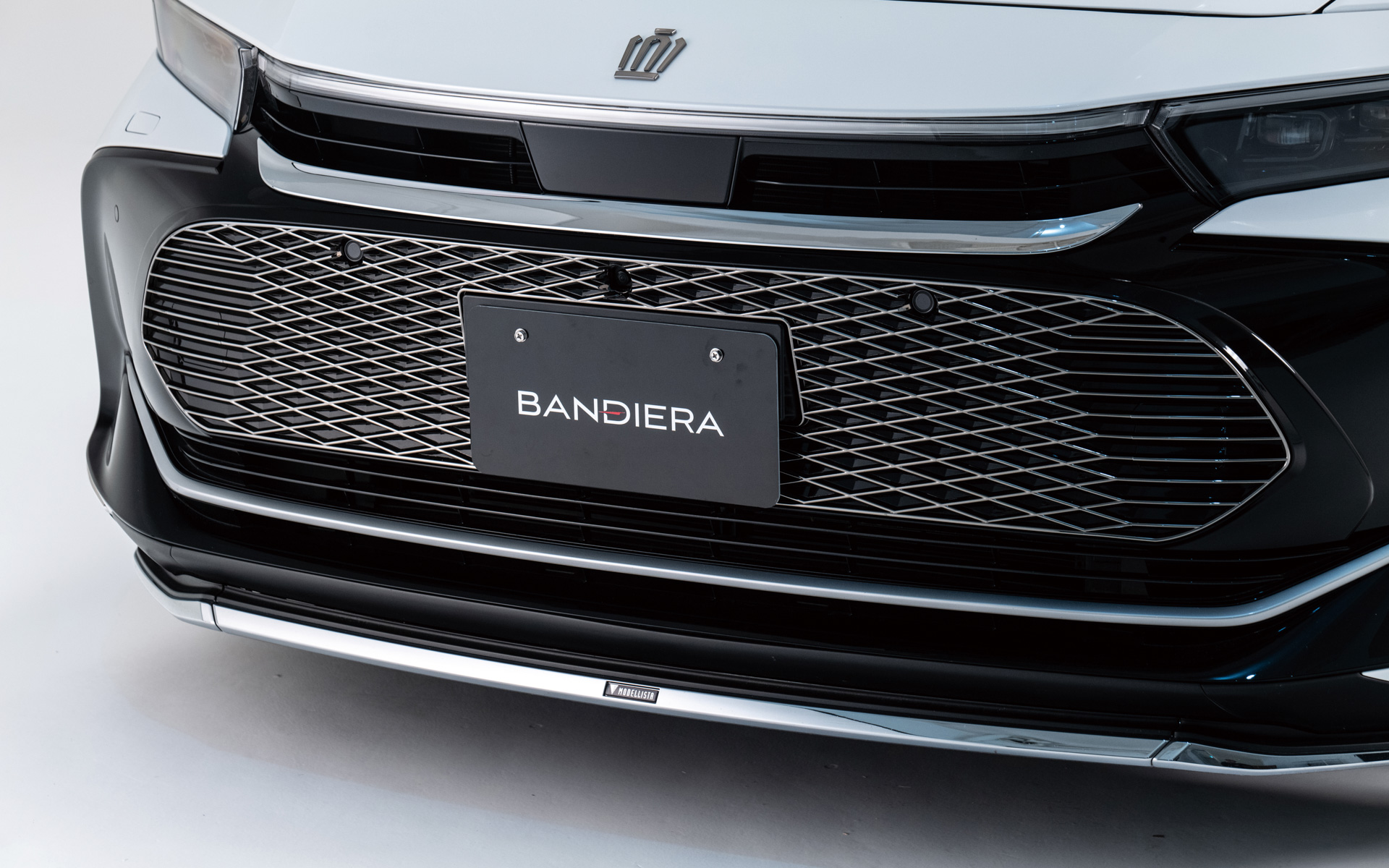 イタリアの専門家がデザインを監修し、純正フロントバンパーを実際に確認しながら、光と影を意識したデザインで設計された