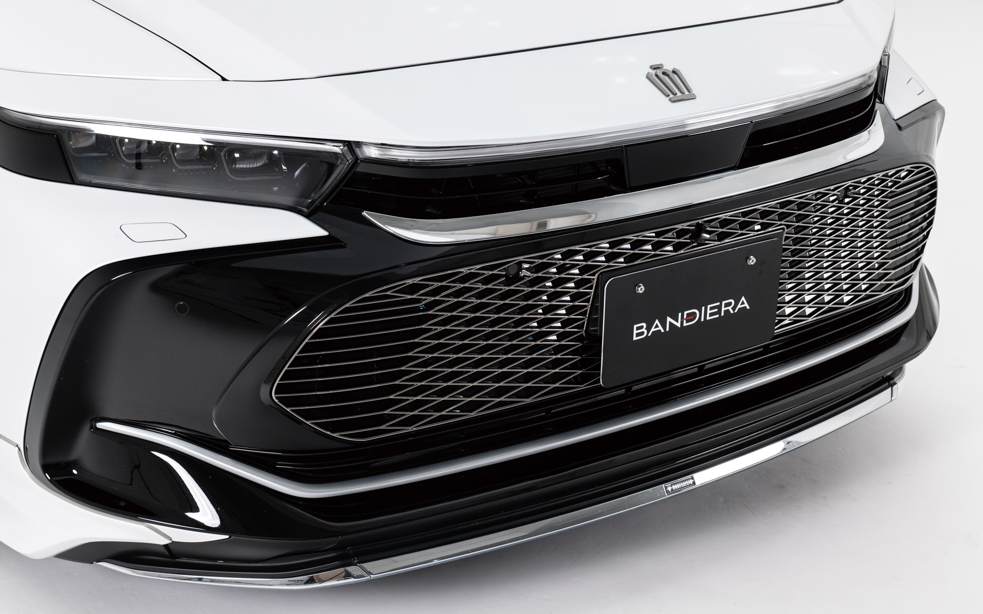 イタリアの専門家がデザインを監修し、純正フロントバンパーを実際に確認しながら、光と影を意識したデザインで設計された