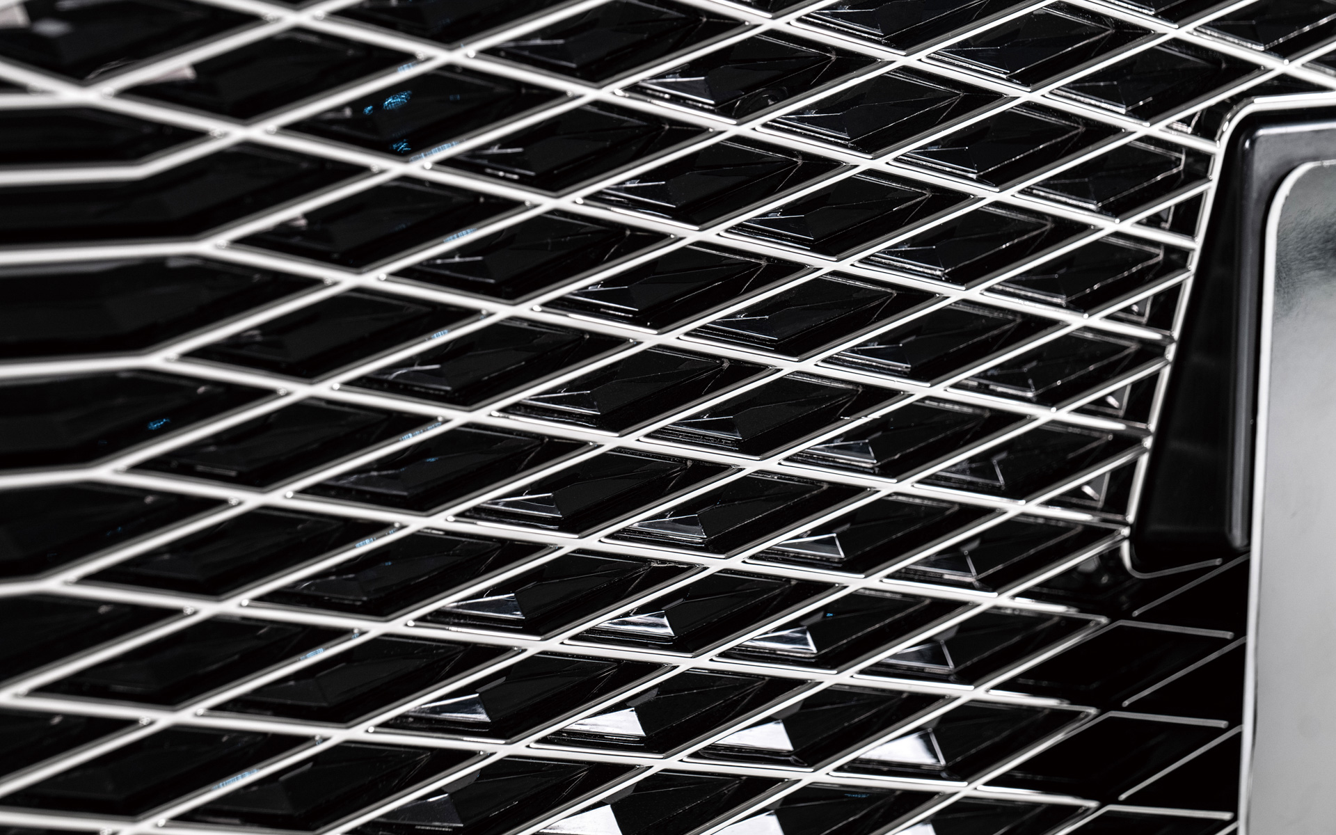 バンディエラ グリルガーニッシュは、クロームメッキのメッシュパーツとピアノブラックのベースパーツの2層構造を採用