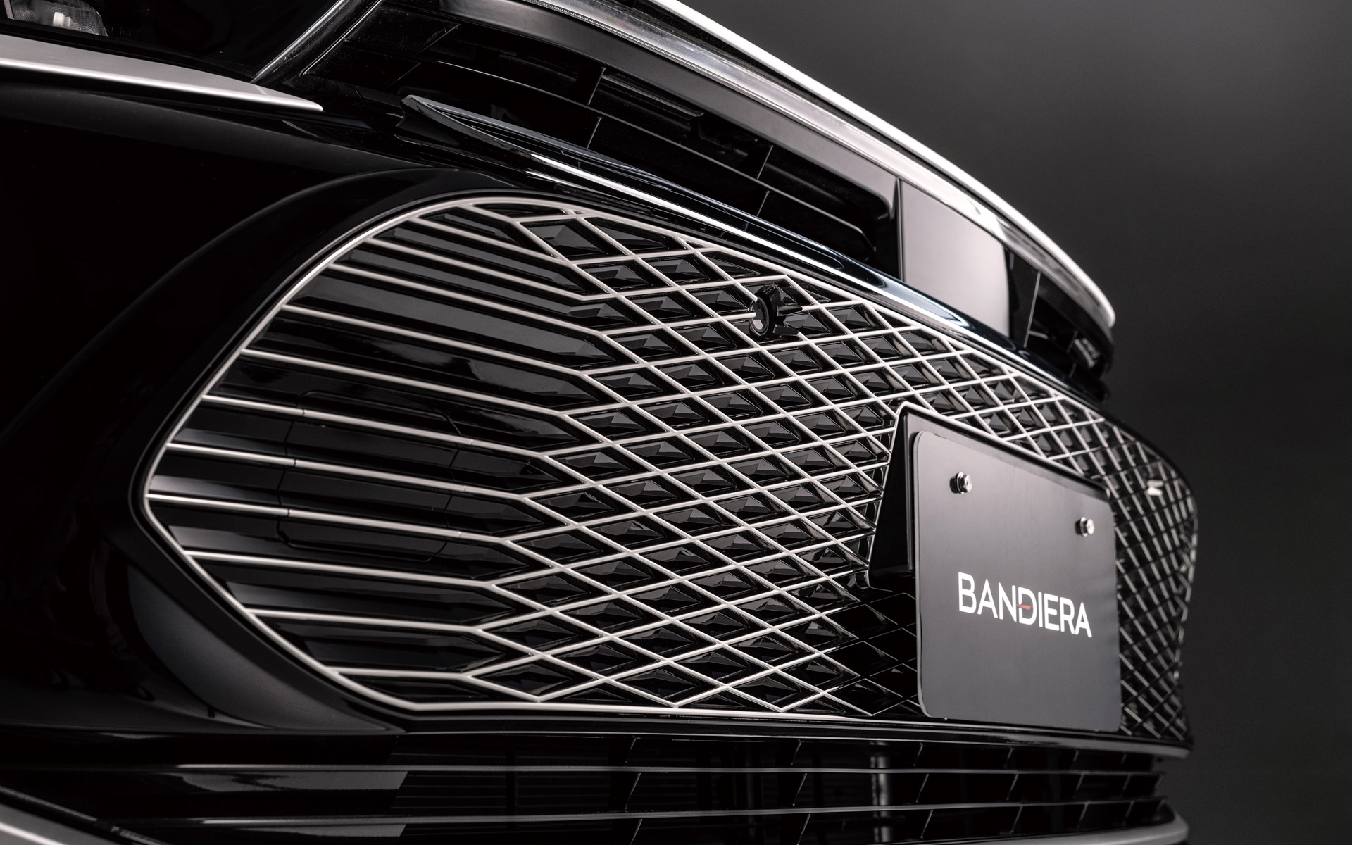 バンディエラ グリルガーニッシュは、クロームメッキのメッシュパーツとピアノブラックのベースパーツの2層構造を採用