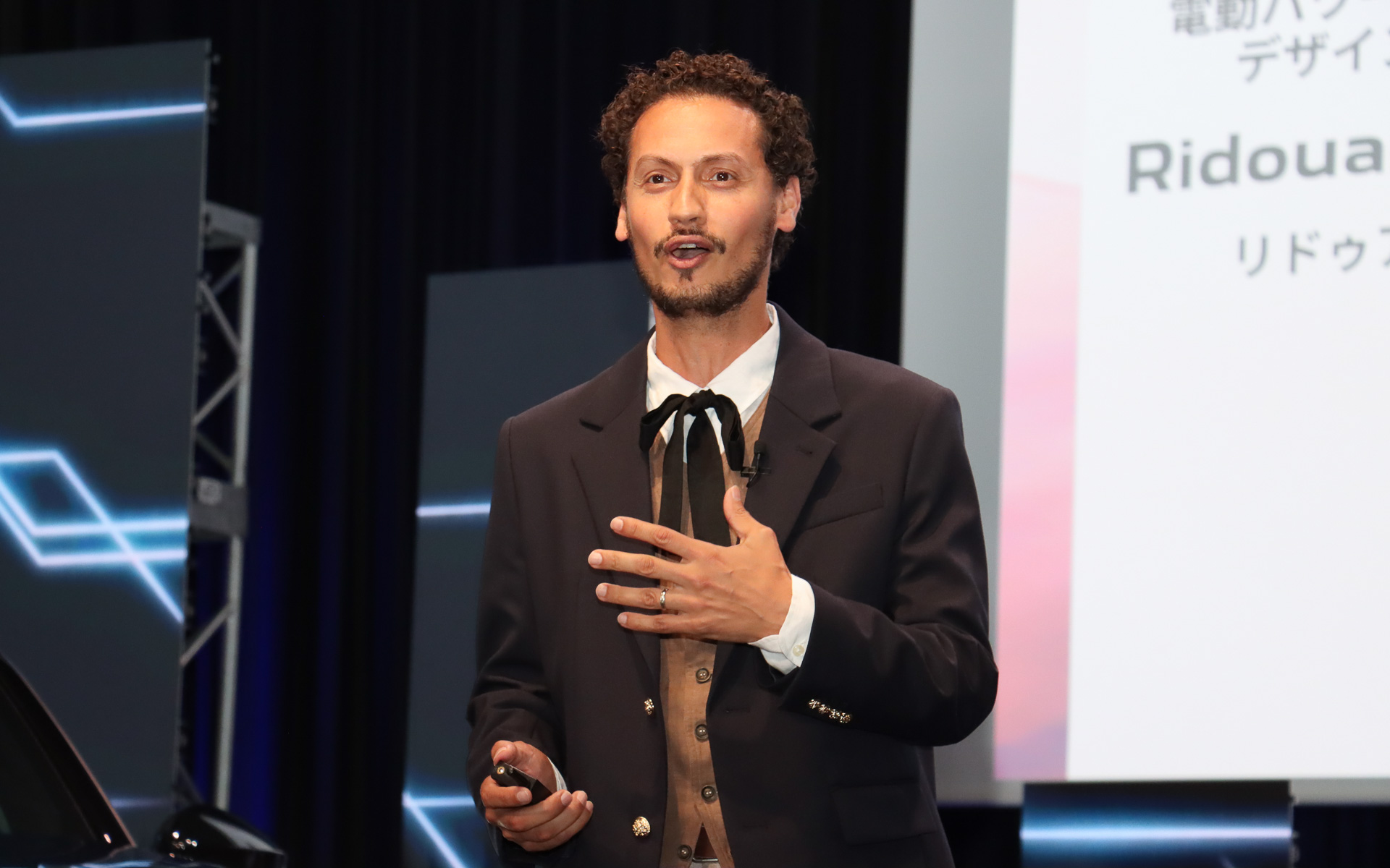 新型SUV「3008」発表会でプレゼンテーションを行なうPeugeot 電動パワートレインシステム デザインエキスパート リドゥアン・ハバーニ氏