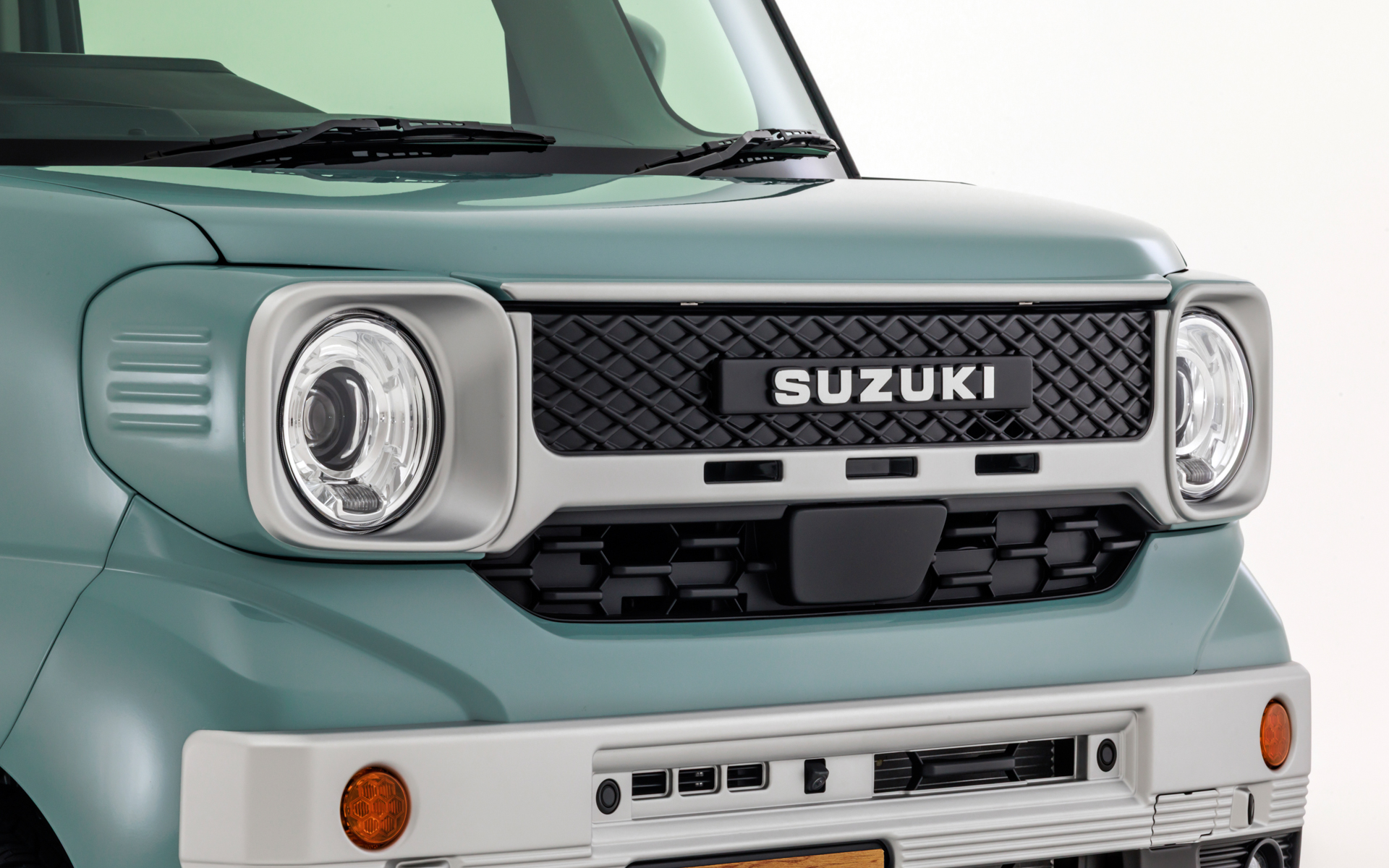 角ばったレトロなグリルデザインの中にカジュアルな印象を与える丸目ライトを融合