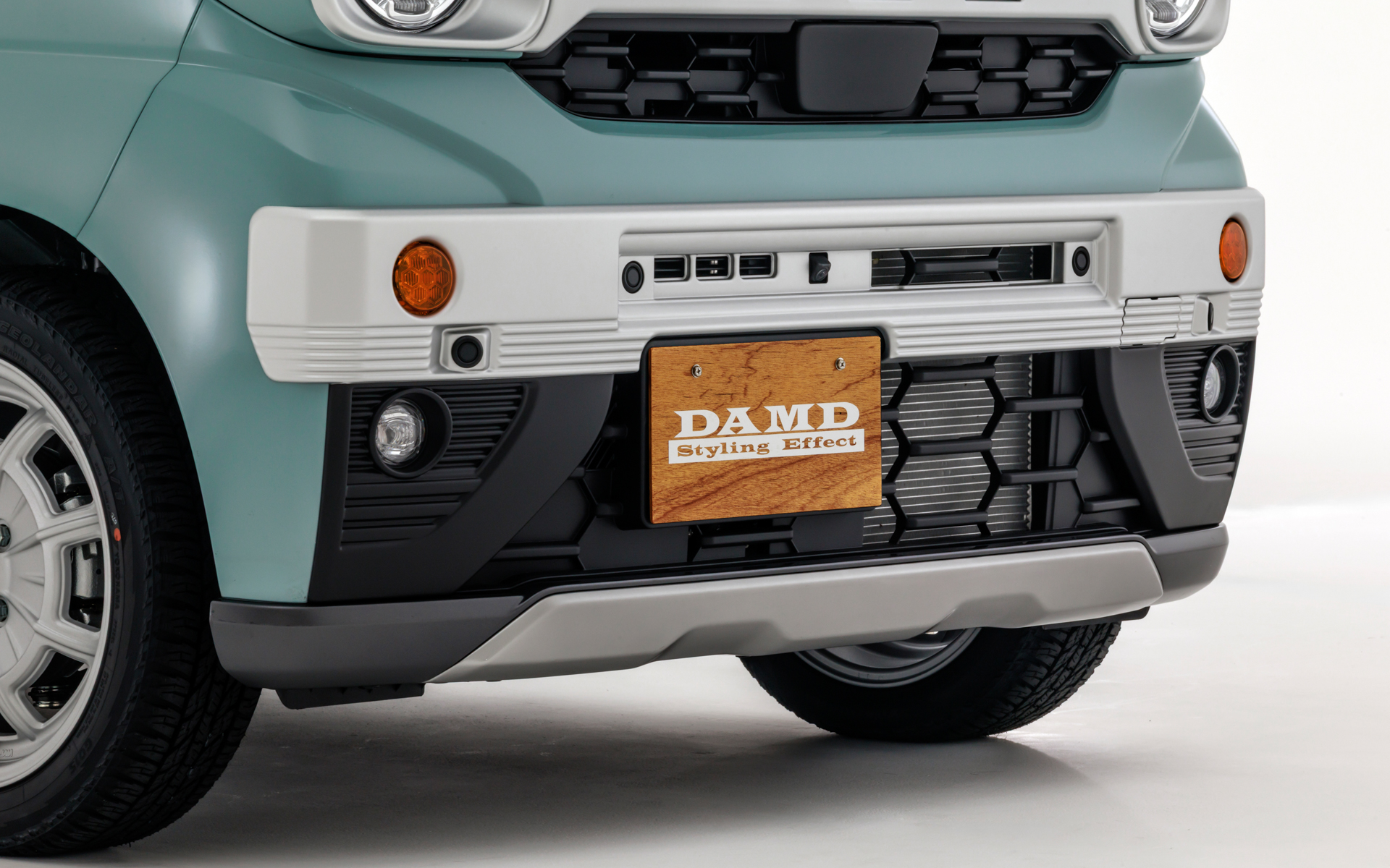 シンプルなスチールバンパーをモチーフとしたバンパーガーニッシュを開発