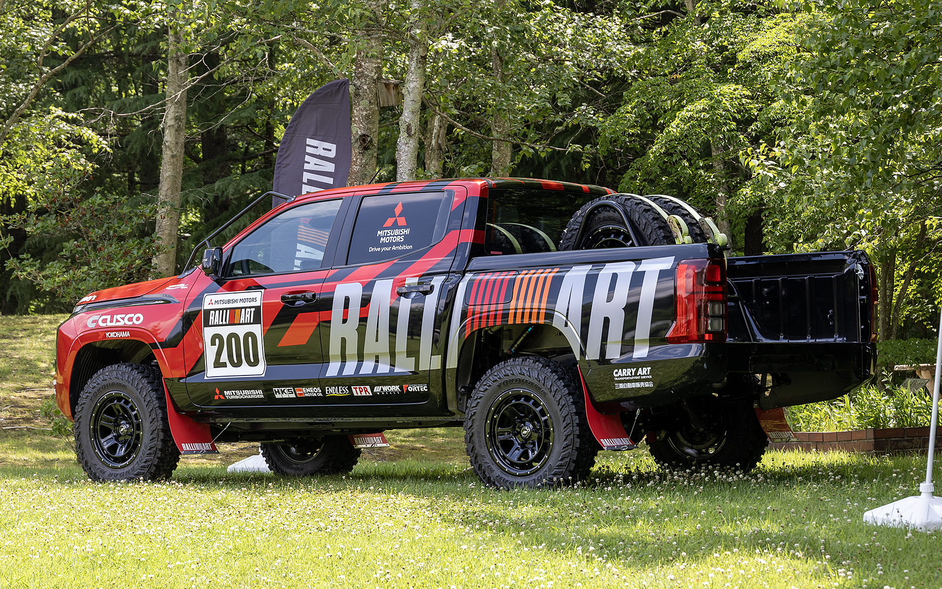 ボディには競技車と同じデザインが施されている