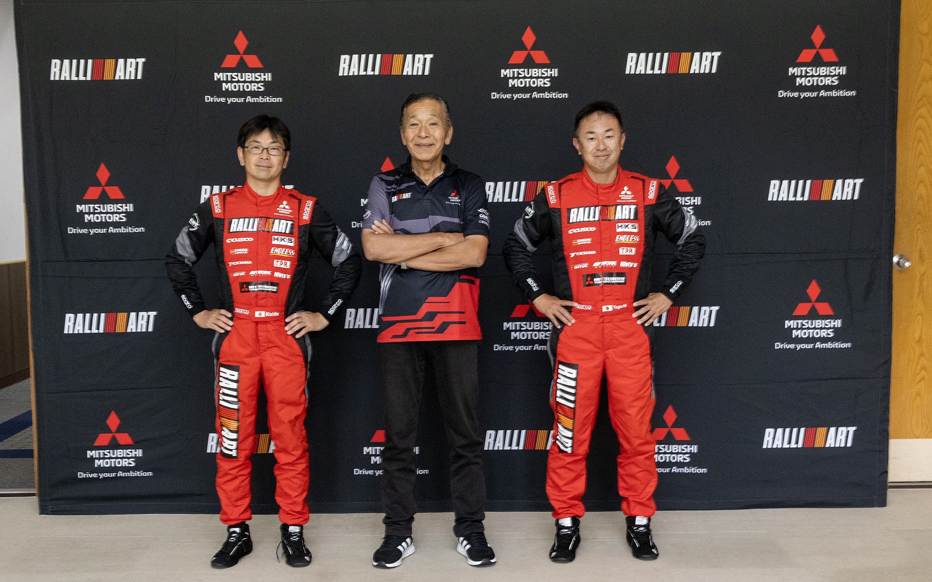 AXCR2025撮影会に参加した田口選手（右）、増岡総監督（中）、小出選手（左）