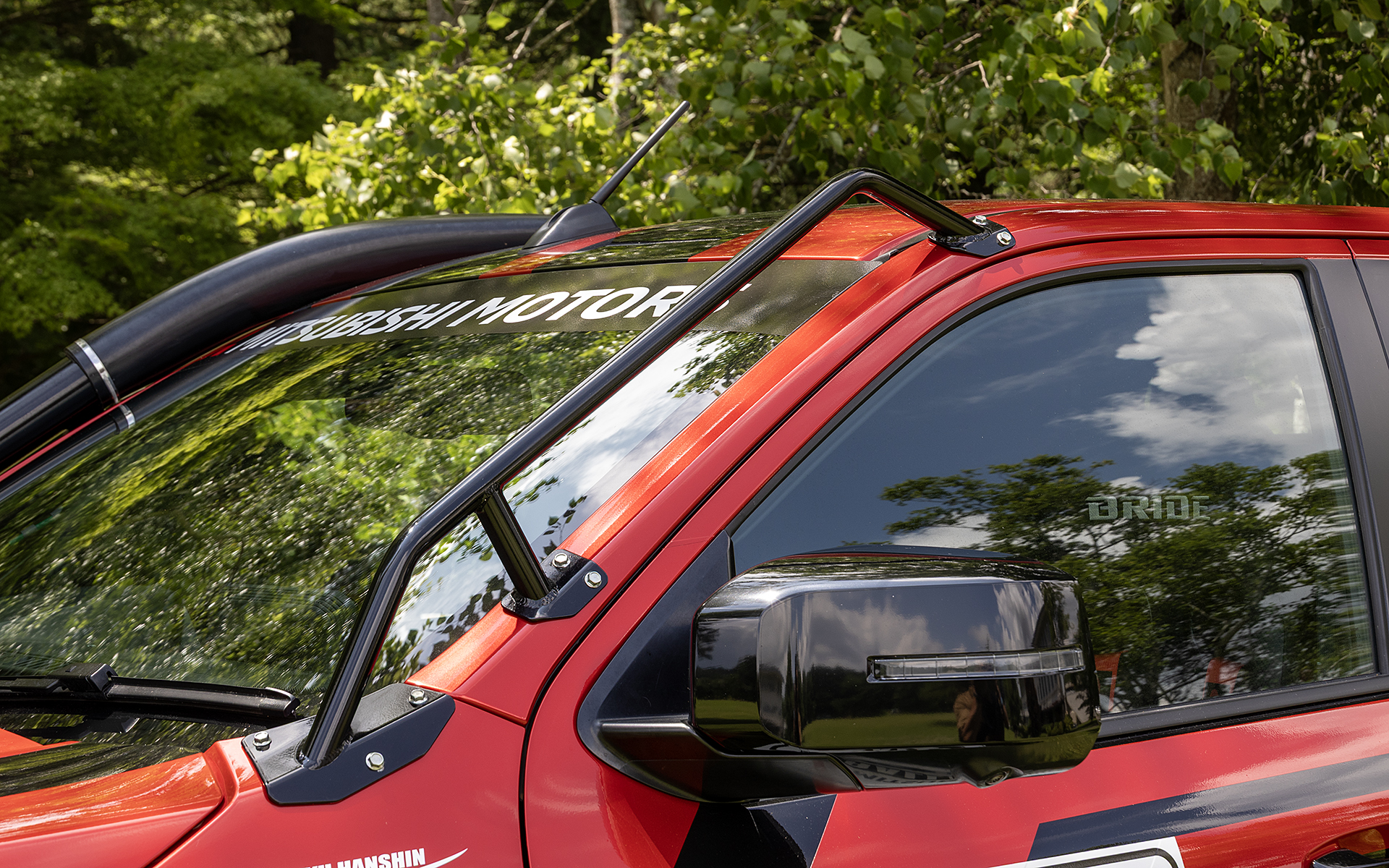 反対側にはガードパイプがついているが、これはジャングルを走るときに道端の木の枝がフロントウインドウを直接叩かないようにするための装備となる。これがないとウインドウが簡単に割れてしまうそうだ。反対側はシュノーケルが同様の役目を果たしている