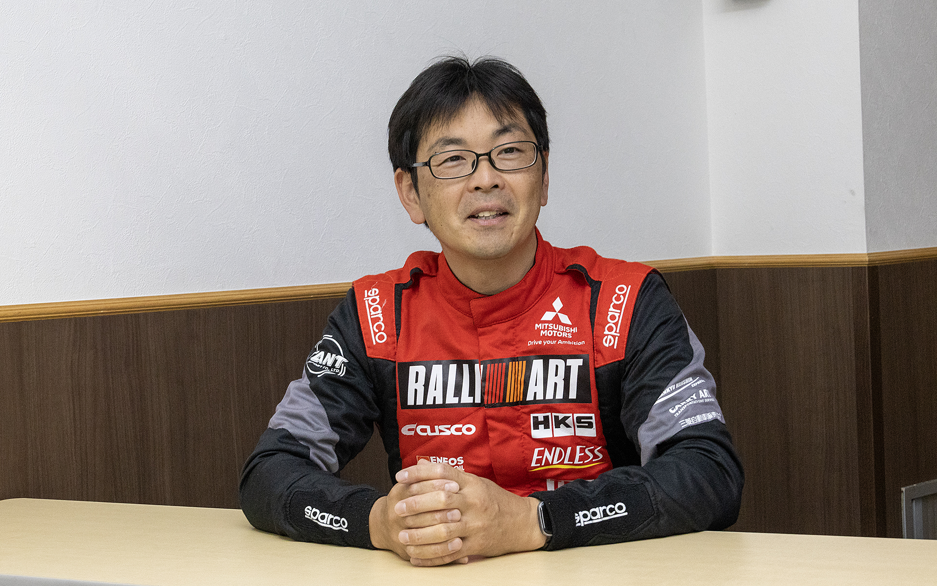 3号車をドライブする小出選手。体調管理のためにジムに通って体を鍛え、現地でも食事や水に気をつけるなど、長丁場のラリーを乗り切るため自身に対しての取り組みも行なっているという