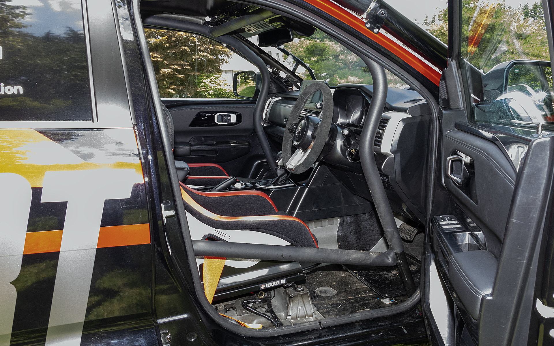 小出選手の乗る3号車はAT車。チーム車両がスタックした際の牽引時はMTよりATの方が適しているそうだ