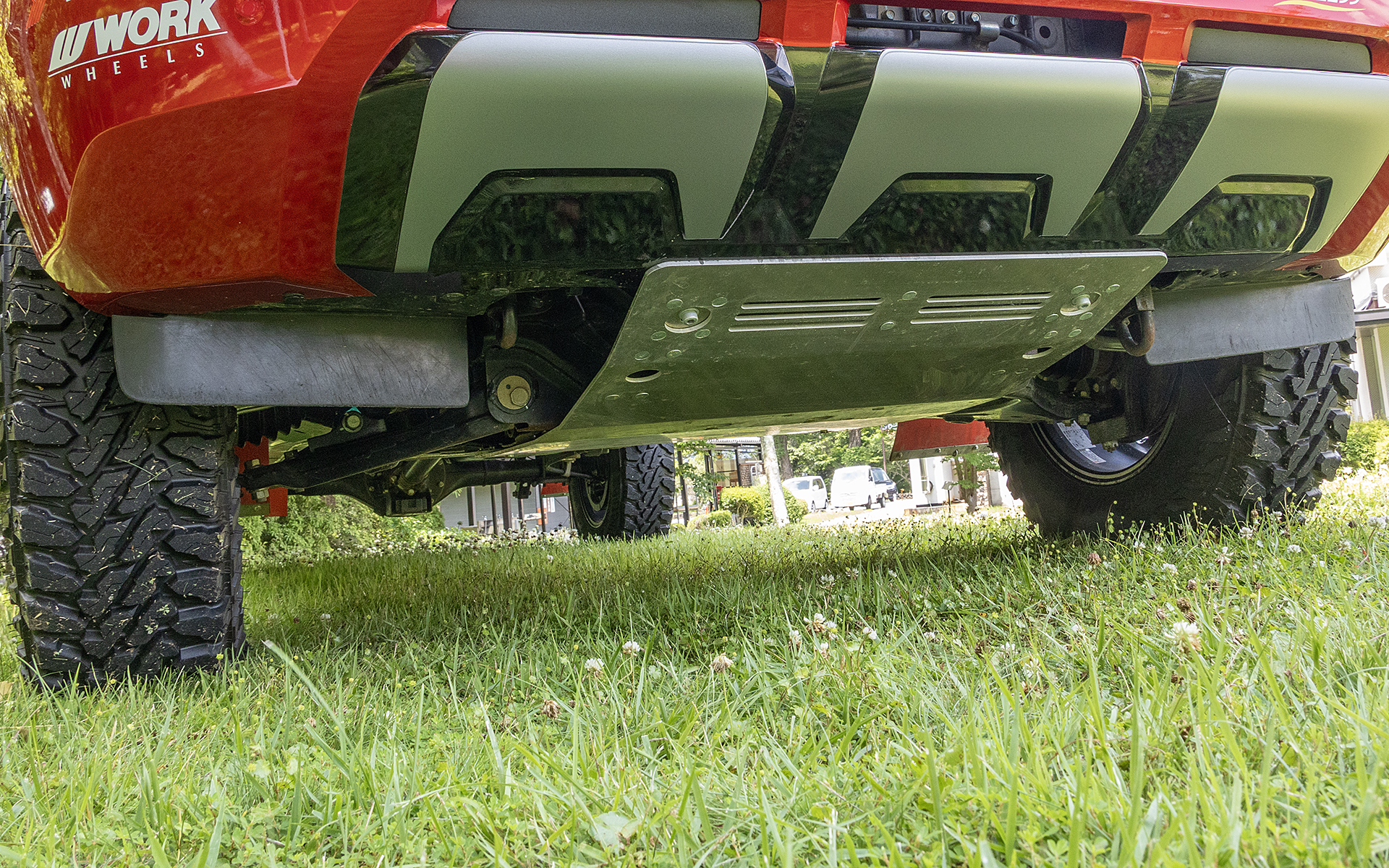 サポートのために道から外れて走ることもある。そこで4輪のタイヤがそれぞれで、路面をしっかりと追従できるように、3号車のみスタビライザーをつけてない仕様となっている