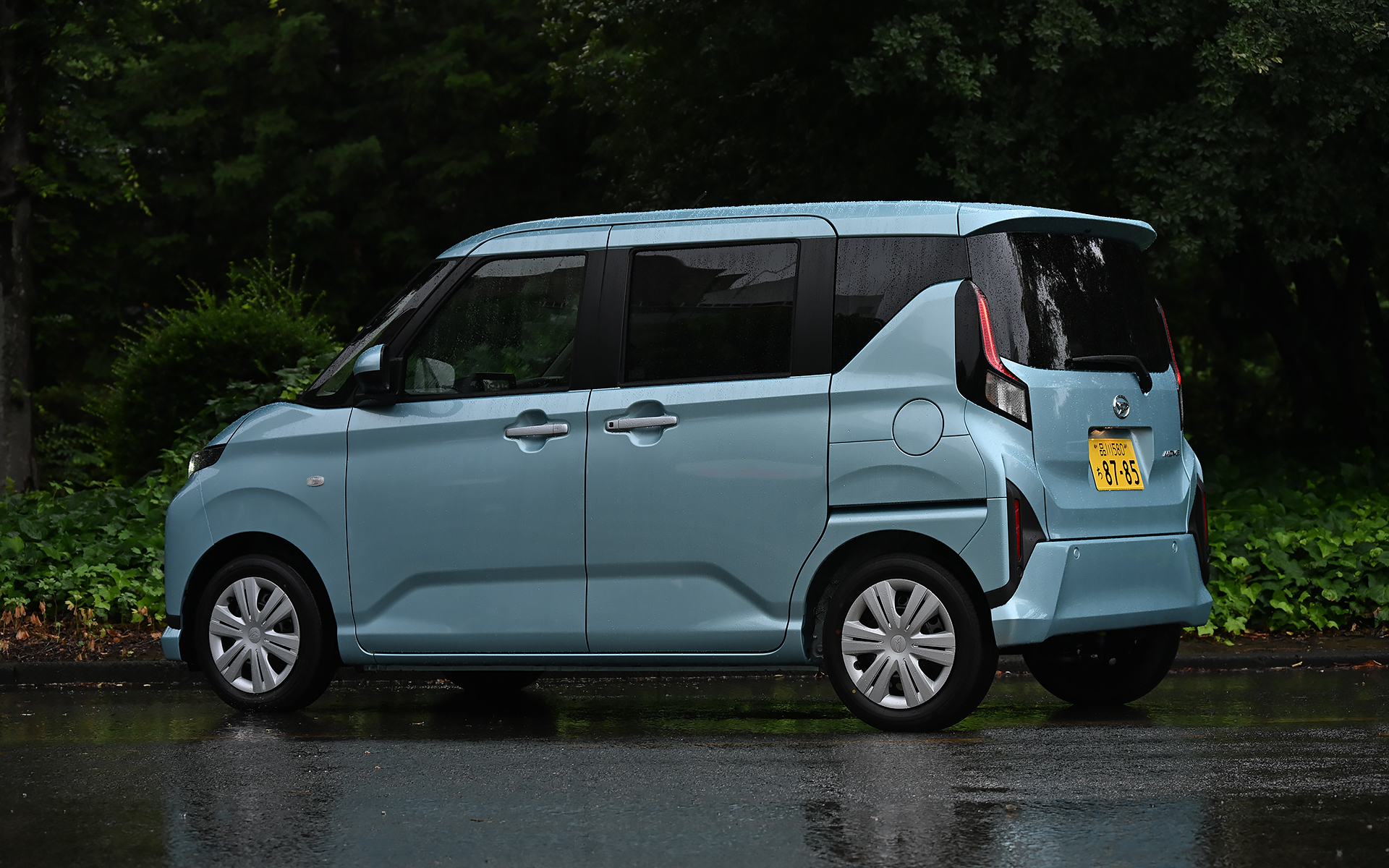 新型ムーヴのボディサイズは3395×1475×1655mm（全長×全幅×全高）、ホイールベースは2460mm。車両重量は2WDの自然吸気モデル（L/X/G）が860kg、ターボモデル（RS）が890kg、4WDのLが900kg、X/Gが910kg、RSが940kg。最小回転半径は自然吸気モデルが2WD/4WDともに4.4m、ターボモデルが2WD/4WDともに4.7m