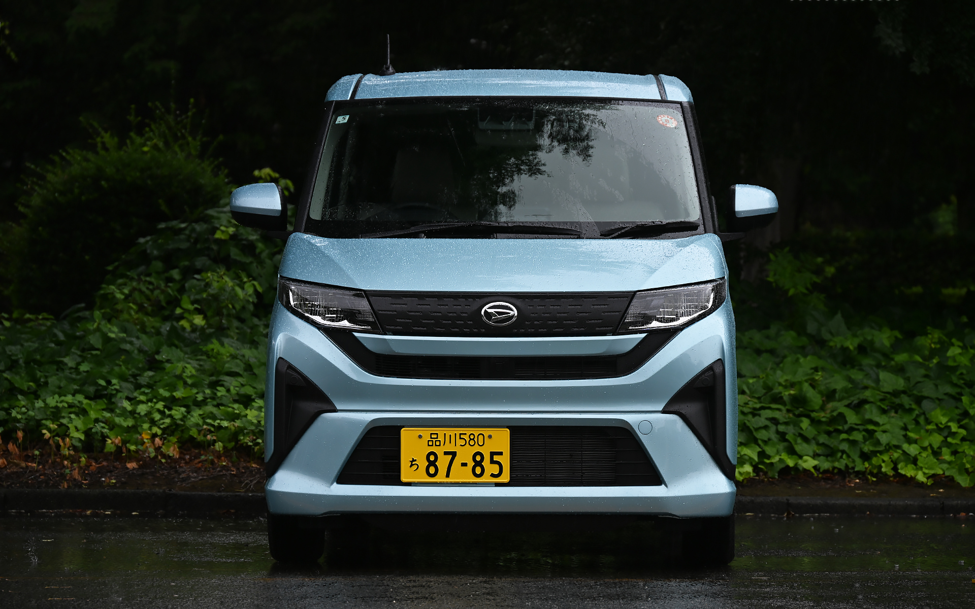 新型ムーヴのボディサイズは3395×1475×1655mm（全長×全幅×全高）、ホイールベースは2460mm。車両重量は2WDの自然吸気モデル（L/X/G）が860kg、ターボモデル（RS）が890kg、4WDのLが900kg、X/Gが910kg、RSが940kg。最小回転半径は自然吸気モデルが2WD/4WDともに4.4m、ターボモデルが2WD/4WDともに4.7m