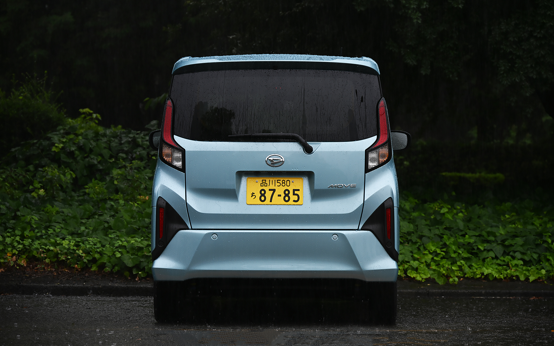 新型ムーヴのボディサイズは3395×1475×1655mm（全長×全幅×全高）、ホイールベースは2460mm。車両重量は2WDの自然吸気モデル（L/X/G）が860kg、ターボモデル（RS）が890kg、4WDのLが900kg、X/Gが910kg、RSが940kg。最小回転半径は自然吸気モデルが2WD/4WDともに4.4m、ターボモデルが2WD/4WDともに4.7m