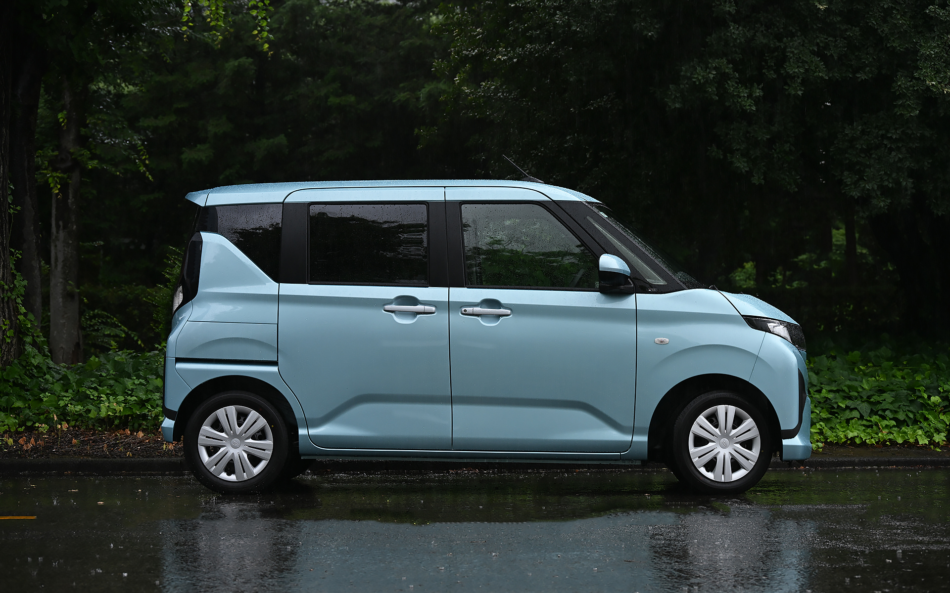 Xは14インチフルホイールキャップを装着。タイヤはブリヂストン「ECOPIA EP150」（155/65R14）