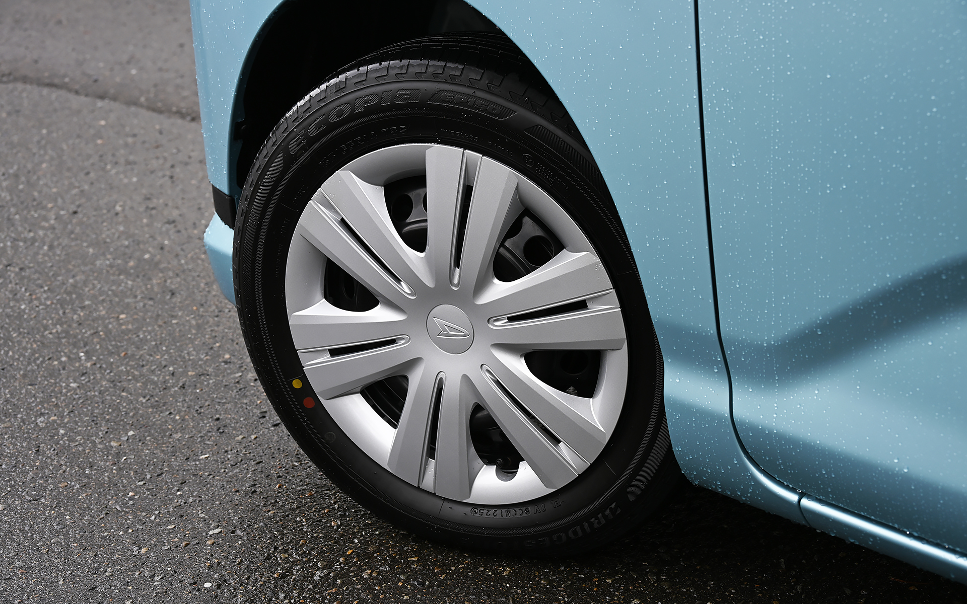 Xは14インチフルホイールキャップを装着。タイヤはブリヂストン「ECOPIA EP150」（155/65R14）