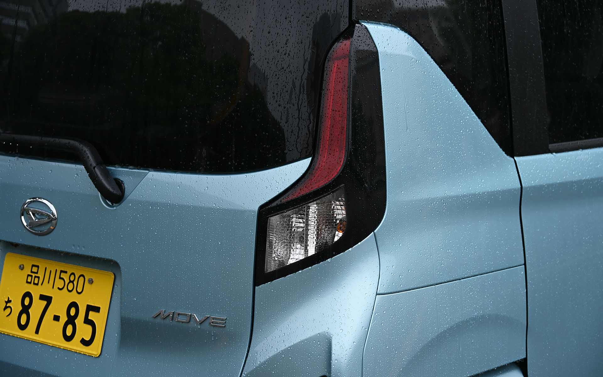 カスタムが廃止された新型ムーヴのフロントまわりは、グリルとヘッドライトをシームレスにコンビネーションさせた“カスタムとノーマルのいいとこ取り”をしたようなデザインで、凜々しく端正な印象を演出。リアコンビネーションランプは初代から受け継がれてきた縦型デザインを採用している