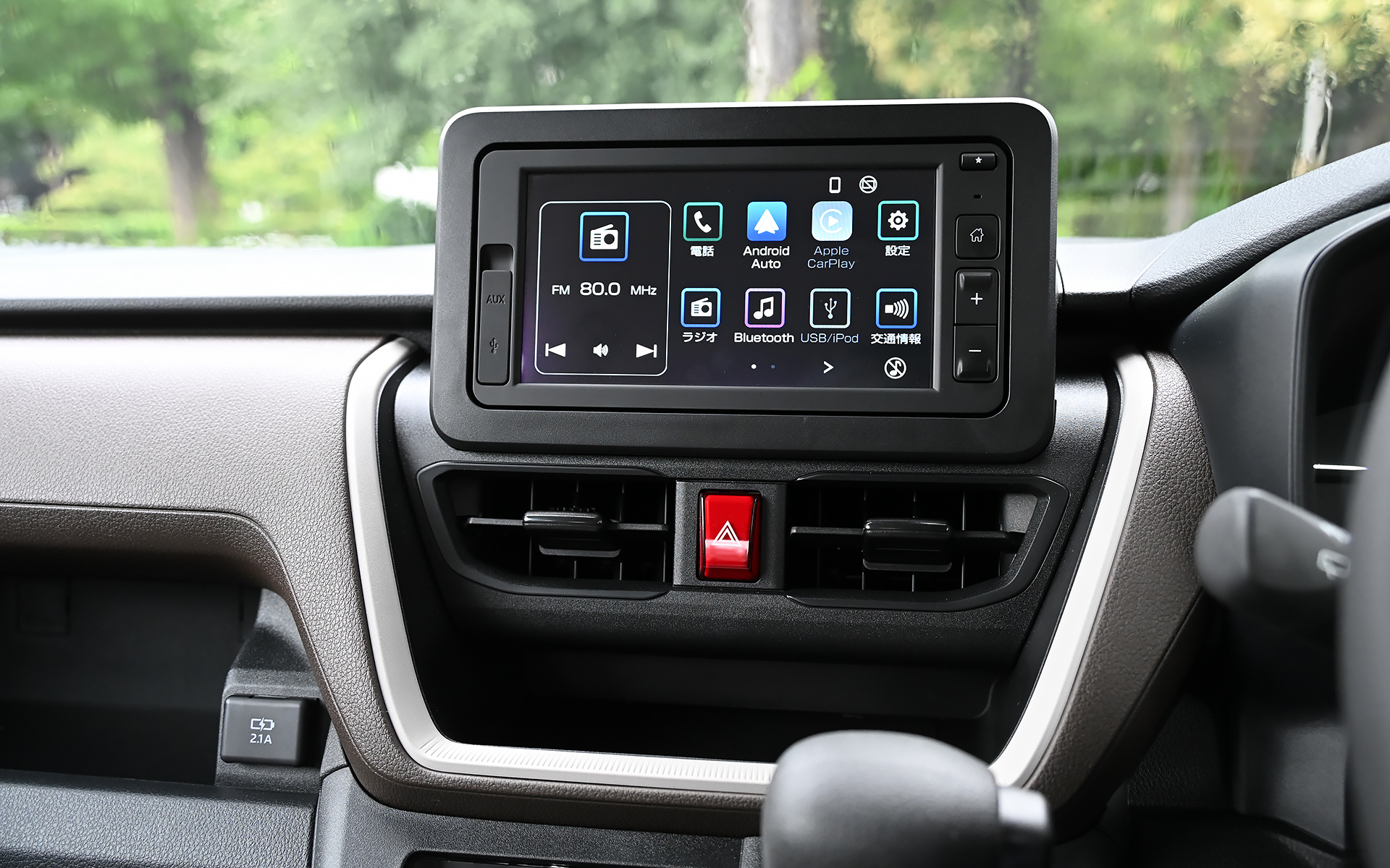 ナビは全車メーカーオプションで、撮影車は6.8インチスマホ連携ディスプレイオーディオを装着