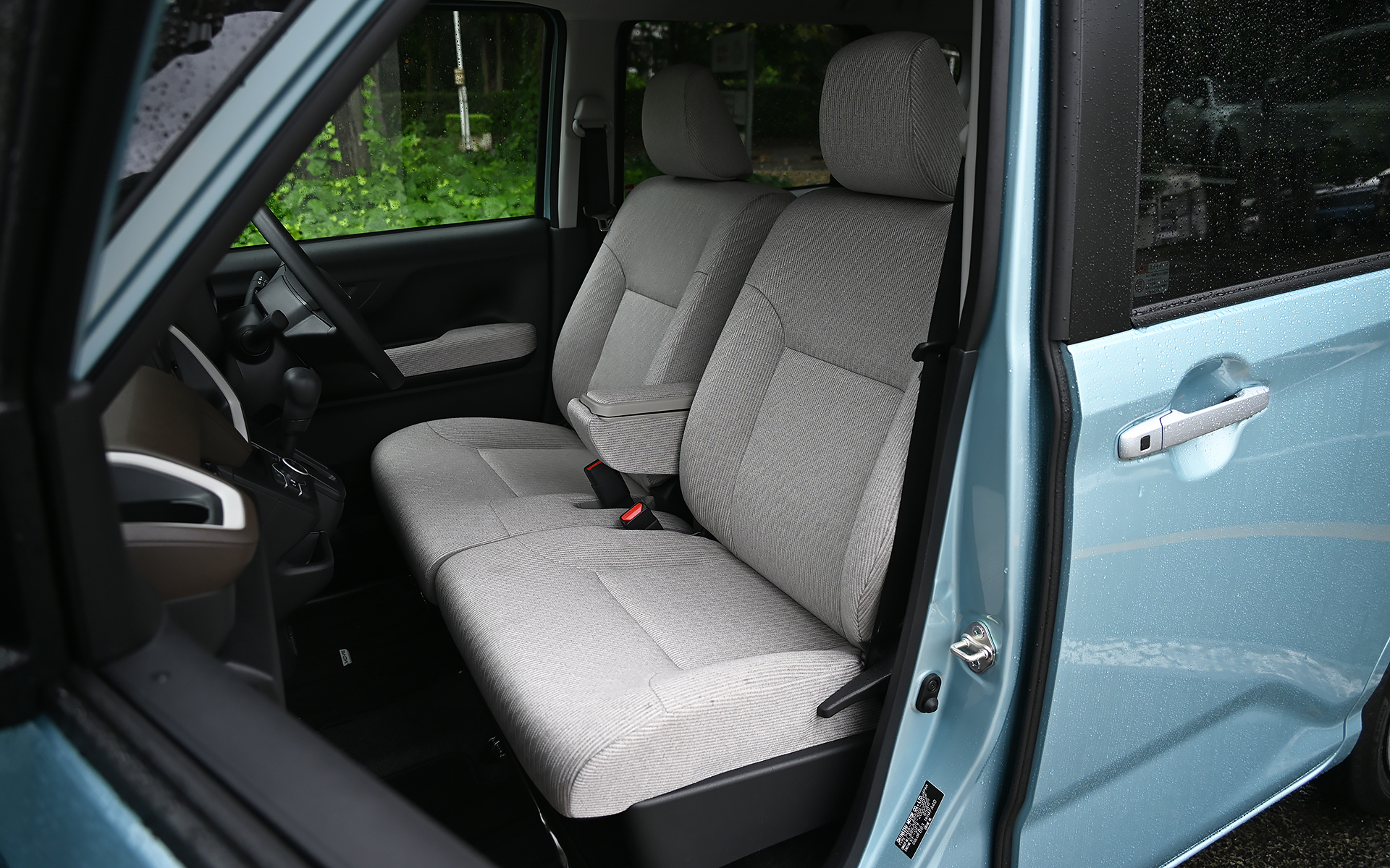 シート表皮はグレージュのファブリック