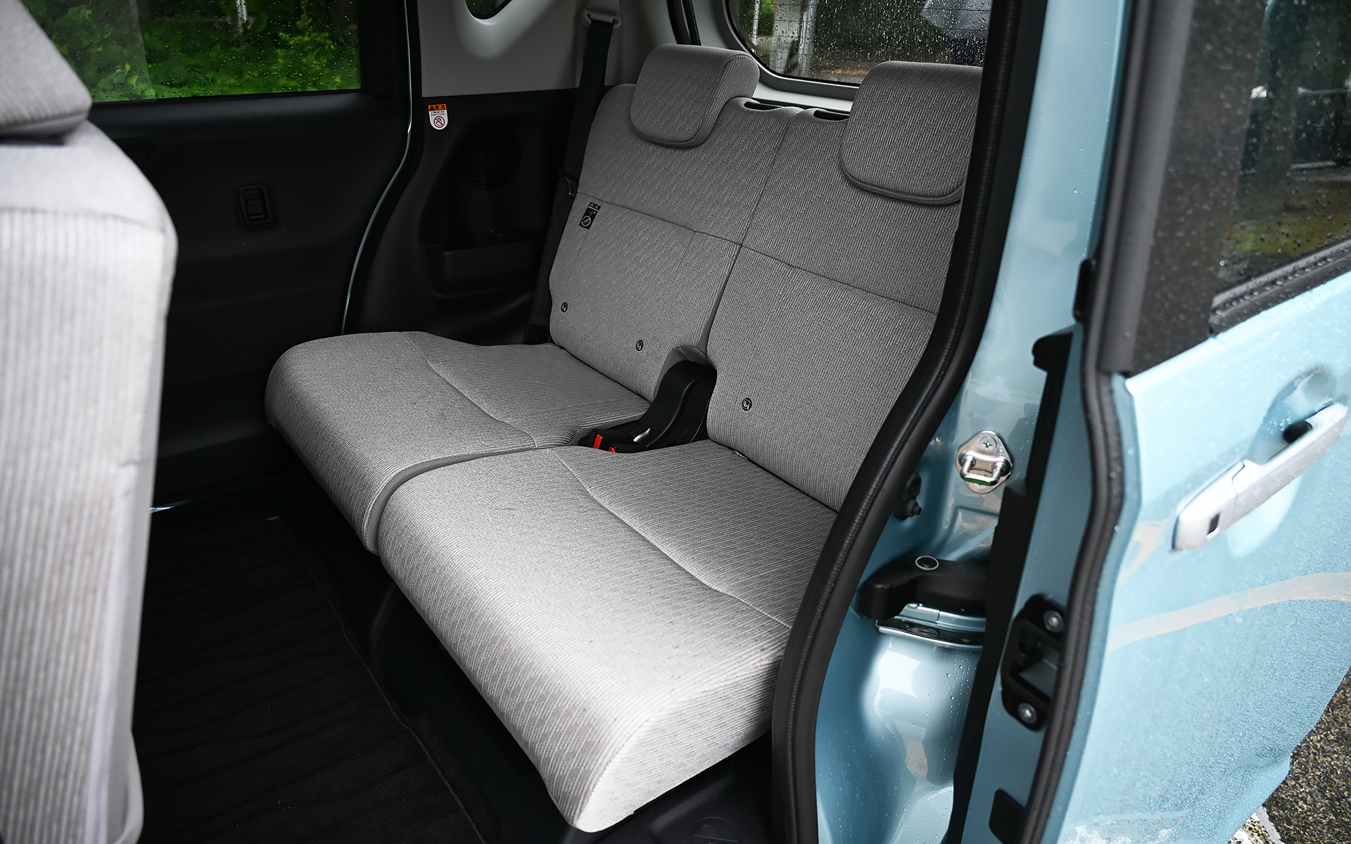 シート表皮はグレージュのファブリック