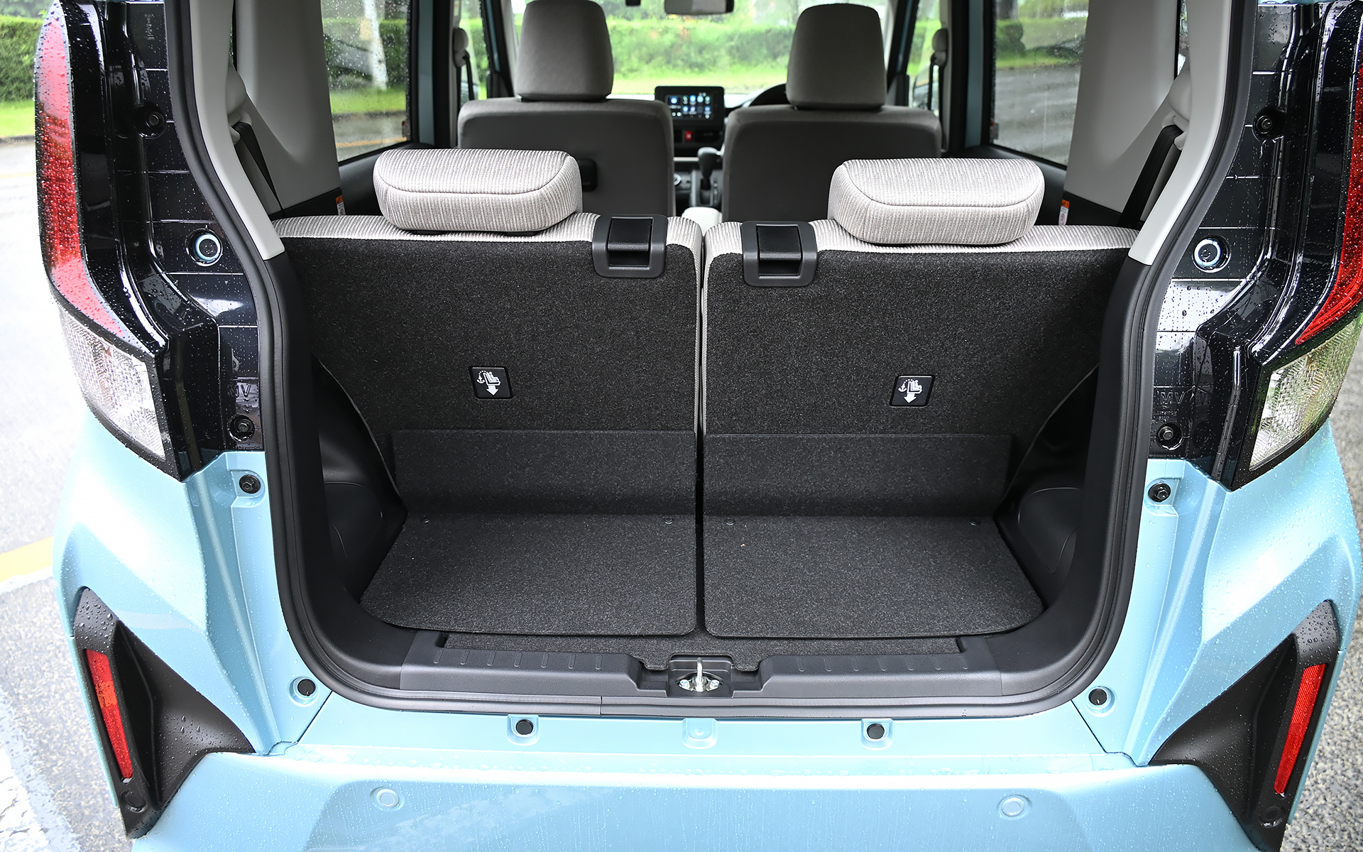 左右分割可倒シートなのでラゲッジのアレンジも豊富