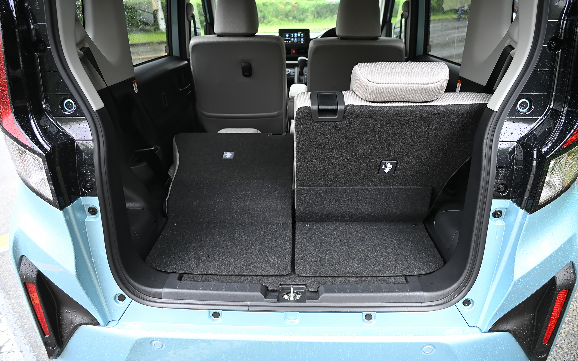 左右分割可倒シートなのでラゲッジのアレンジも豊富