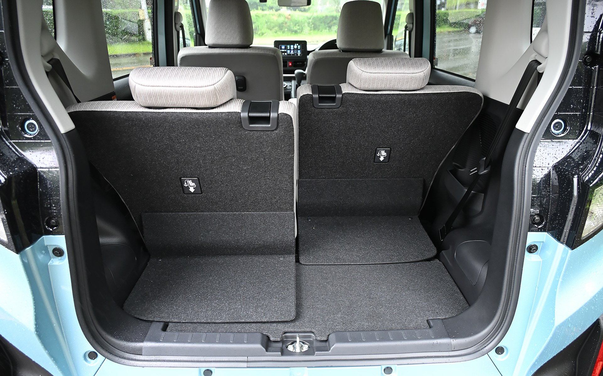 左右分割可倒シートなのでラゲッジのアレンジも豊富