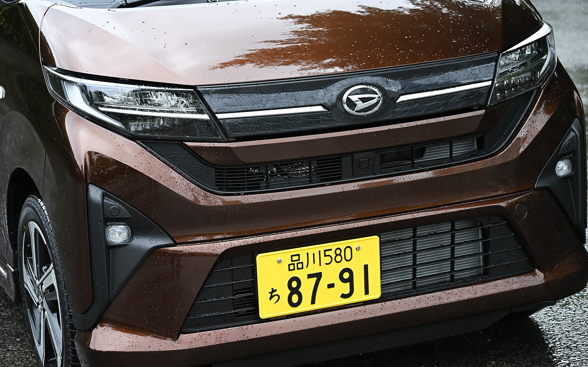 ターボモデルのRSはフロントグリルからヘッドライトにつながるシルバーのラインが入る