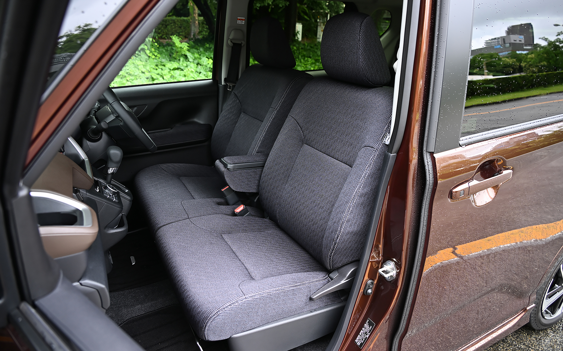 RSグレードのシート表皮はネイビーのファブリックでシルバーのステッチが入る