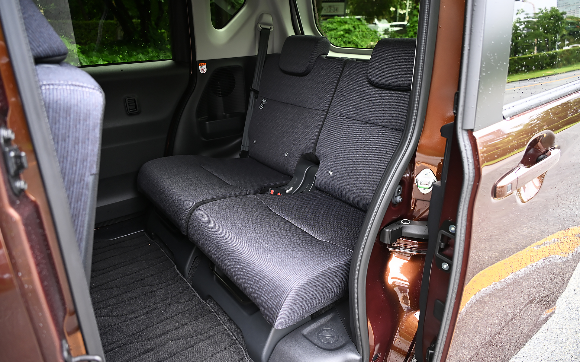 RSグレードのシート表皮はネイビーのファブリックでシルバーのステッチが入る