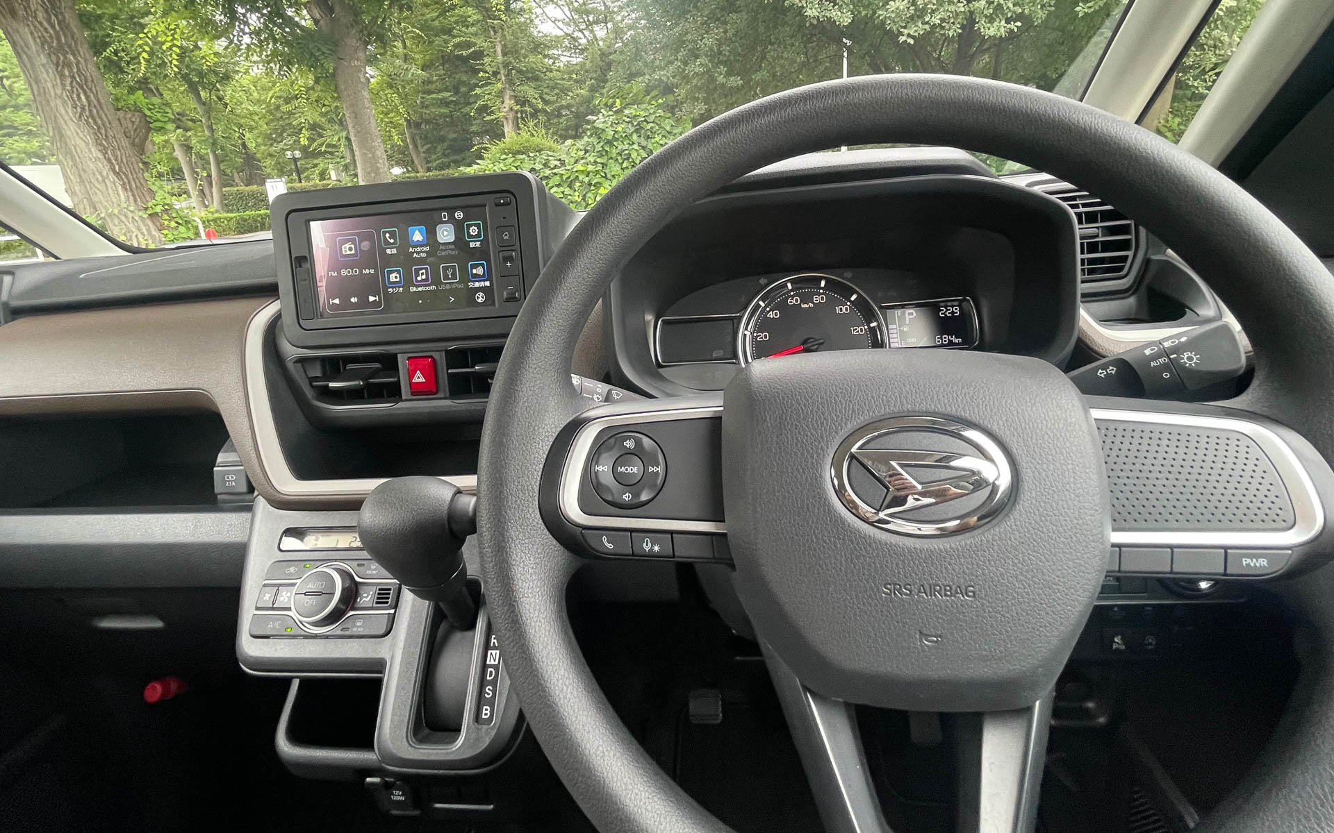 Xの運転席。ちょっと豪華で軽の現在地を反映している