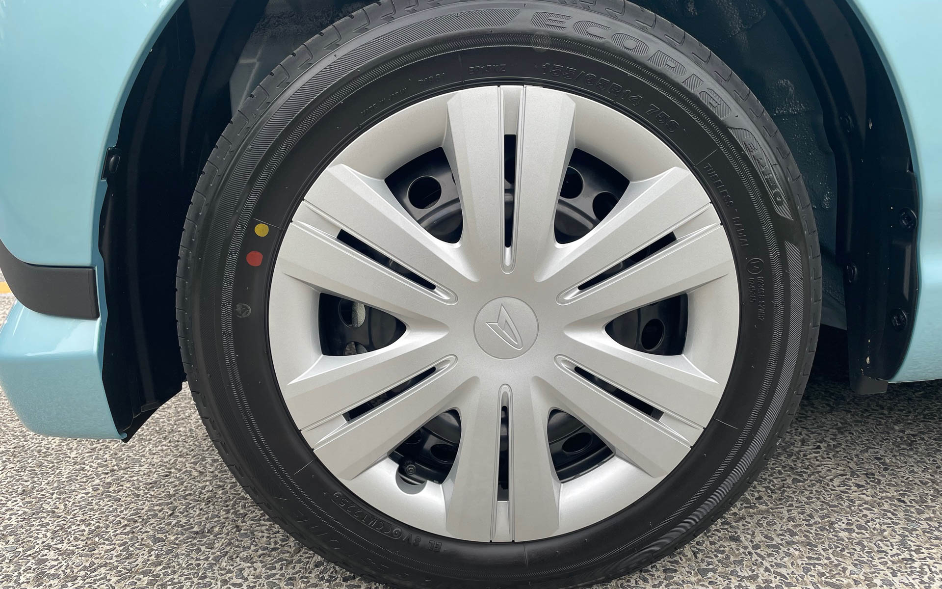 X装着のタイヤはブリヂストン・ECOPIA EP150で、サイズは155/65R14