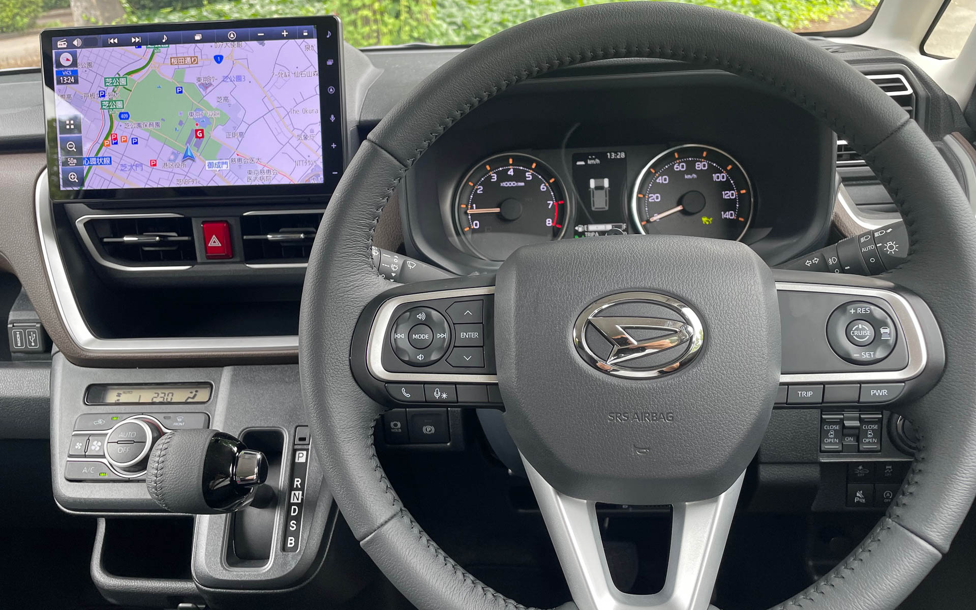 ターボの運転席。タコメーターや革巻きステアリングが装備され、価格は189万7500円