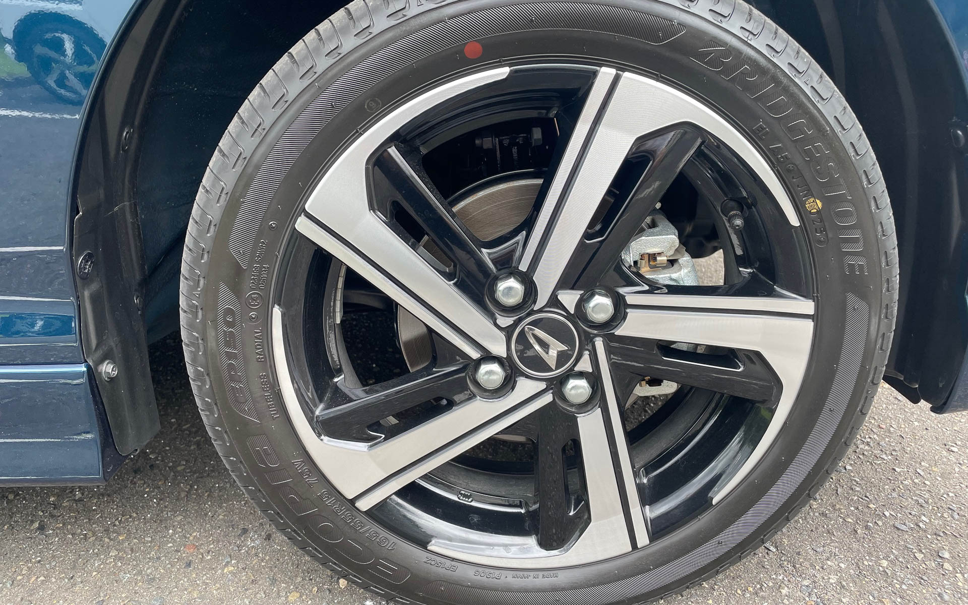 ターボのタイヤもブリヂストン・ECOPIA EP150だが、サイズは165/55R15とインチアップされる