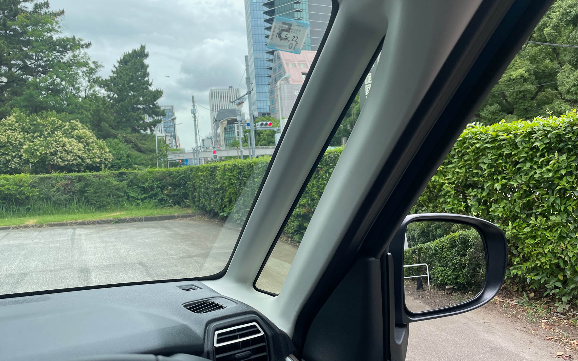 薄い三角窓。わずかな隙間だがあるとないとでは大違い